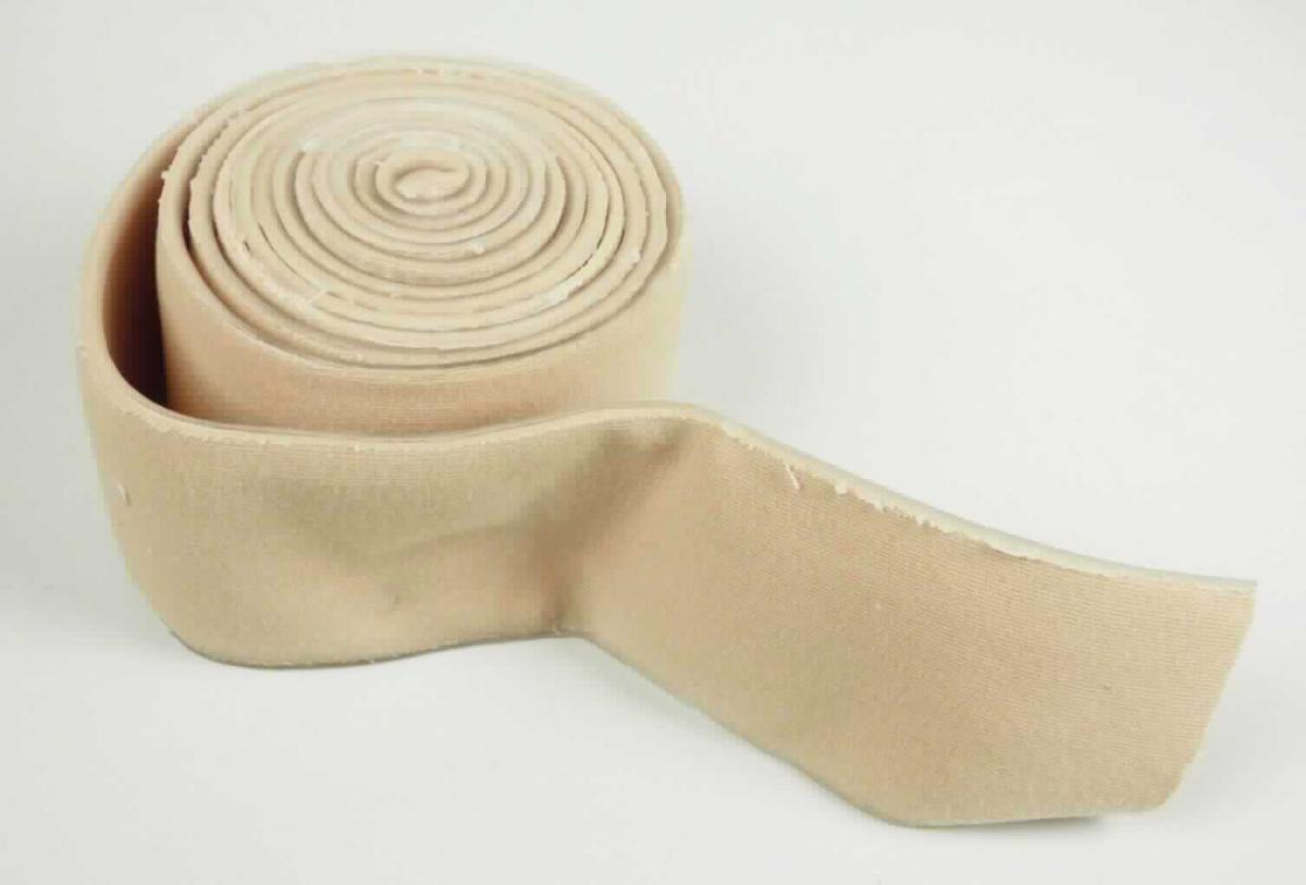 Binde zu medizinischen Zwecken

Bei der Ware handelt es sich nach den vorgelegten Angaben um eine hautfarbene Schlauchbandage mit halbseitiger Gelbeschichtung an der Außenseite. Das Erzeugnis soll als Polsterverband verwendet werden, ist in verschiedenen Größen erhältlich und ist eingeschweißt in einen Pappfaltkarton für den Einzelverkauf als Medizinprodukt aufgemacht.

Die Ware ist als Watte, Gaze, Binden und ähnliche Erzeugnisse, aus Spinnstoffen, andere als Gaze, in Aufmachung für den Einzelverkauf zu medizinischen Zwecken in die Unterposition 3005 90 50 der Kombinierten Nomenklatur einzureihen.