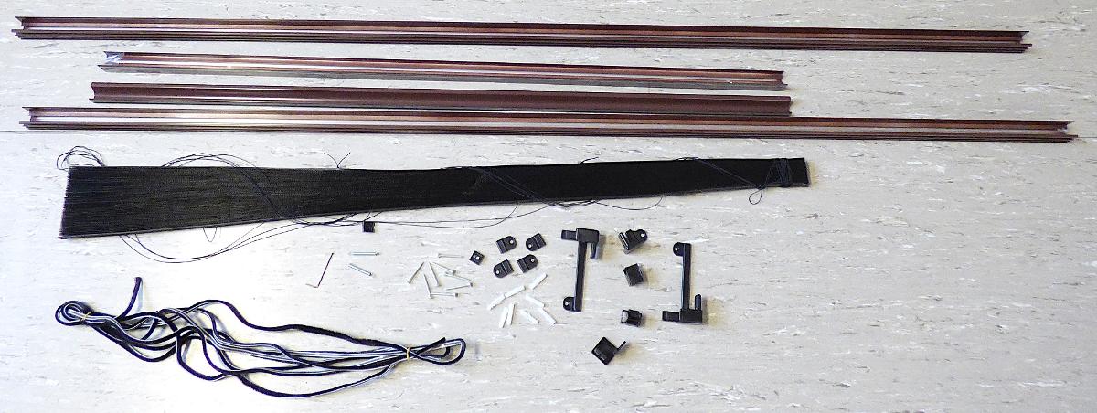 Innenrollo, sog. Aluminium Fliegengitter Bausätze, Foto siehe Anlage,
- in einem Pappkarton verpackt,
- noch nicht zusammengesetzt eingehend, mit Befestigungsmaterial (Eckverbinder, Mittel-
  verbindern, Schrauben, Abdeckkappen, Griffe, Kurbeln, Scharniere, Magnetverschlüsse,
  Schließfedern, Inbusschlüssel und Bürstendichtungen) und Montageanleitung,
- aus einem ca. 108 cm x 160 cm großen undichten, plissierten Gewebe aus synthetischen   
  Monofilen (laut Antrag Polyester) mit einem Durchmesser von weniger als 1 mm,
- mit Spannschnüren stufenlos höhenverstellbar,
- mit einem zusammensteckbaren Rahmen [in den Abmessungen von ca. 105 cm x 158 cm
  aus unedlem Metall (laut Antrag Aluminium)],
- durch Zusammenfügen konfektioniert,
- wird laut Antrag innen an einem Dachfenster angebracht und dient dort als Insektenschutz,
- stellt sich als Innenrollo dar und wird damit nicht vom Warenkreis der Position 7610 erfasst.

"Innenrollo, aus Spinnstoffen, aus Geweben, aus synthetischen Chemiefasern"