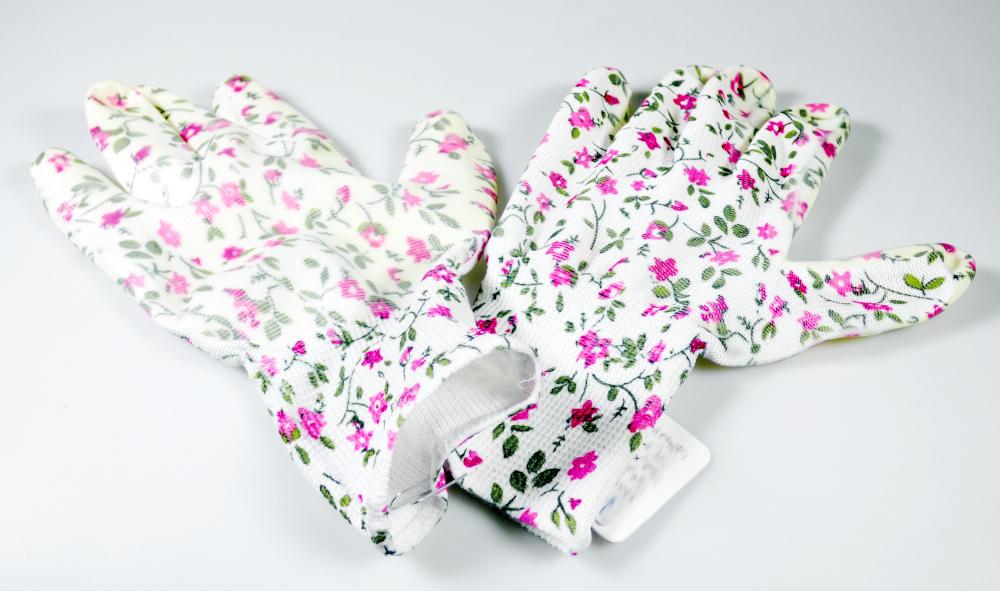 Fingerhandschuhe, sog. Gartenhandschuhe mit Design, Art. Nr.: 733290, in Erwachsenengröße,
Foto siehe Anlage,
- als Fünffingerhandschuhe gearbeitet, abgepasst gewirkt,
- aus mit floralen Motiven bedruckten Gewirken aus laut Antrag Polyester (synthetische Chemiefasern),
- nachträglich mit Ausnahme des größten Teils des Bündchens, des Handrückens und von Teilen der
  Fingerrückseiten einseitig (Außenseite) im Tauchverfahren mit Kautschuk (laut Antrag: Nitril; keine
  Zellstruktur erkennbar) überzogen,
- mit elastischen Bündchen,
- am unteren Rand durch eine Überwendlichnaht gesäumt.

"Fingerhandschuhe, aus Gewirken, mit Kautschuk überzogen"