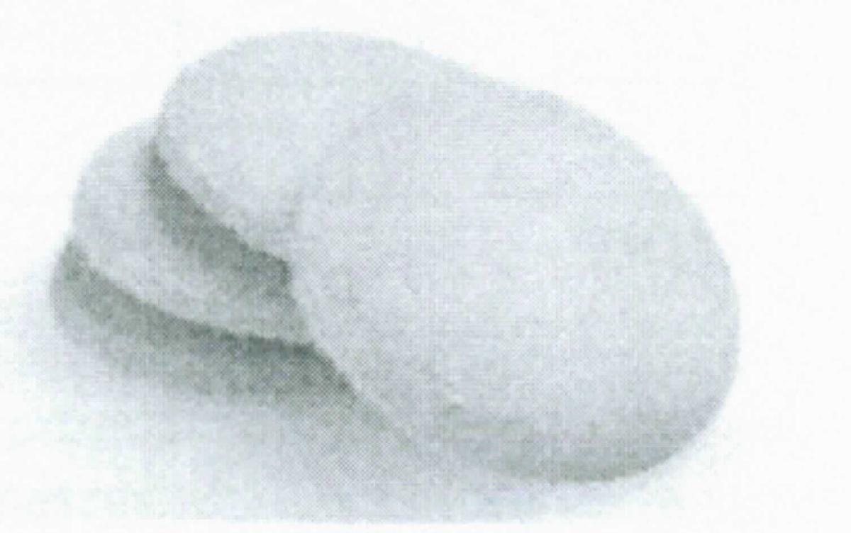 Gesüßte Kekse mit Erdbeergeschmack

Ein Warenmuster (in Original-Umschließung) lag vor.
Runde, beige-rosafarbene, trockene Mürbekekse (Durchmesser ca. 4,8 cm, Dicke ca. 0,7 cm), Geschmack süß, nach Mürbegebäck und Erdbeere; zu 2 x 4 Stück eingelegt in eine transparente Tiefziehschale, eingeschweißt in goldfarbene Schlauchfolie und verpackt in braun-rosafarbenen Originalumkarton, der mit asiatischen Schriftzeichen sowie mit einer Abbildung des Inhalts bedruckt und mit einem vorwiegend deutschsprachigen Etikett beklebt ist, mit Angaben zum Erzeugnis (Kekse aus Reismehl mit Erdbeergeschmack, 48 g), zur Herkunft (aus Japan) und zu den Zutaten (siehe Feld 8).

Wassergehalt*: 12 GHT oder weniger
Fettgehalt**: 35 GHT oder weniger
Stärke/Glucose**: 25 bis weniger als 50 GHT
Saccharose/Invertzucker/Isoglucose**: 5 bis weniger als 30 GHT
Milchfett, Milchprotein: nach der Zutatenliste nicht enthalten
*Antragsangaben
**berechnet aus der Rezeptur

Backware, auch kakaohaltig, gesüßte Kekse, weder mit Schokolade noch mit kakaohaltigen Überzugsmassen überzogen oder bedeckt, mit einem Gehalt an Milchfett von weniger als 8 GHT, keine Doppelkekse.