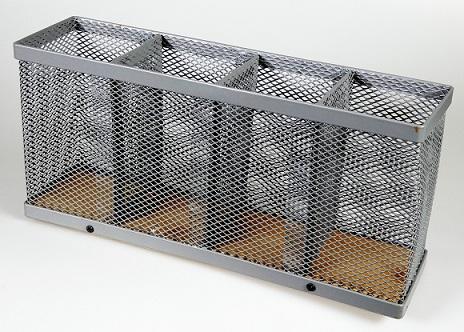 Sogenannter Utensilienständer mit Fächern, auch als Metallküchensortiment bezeichnet:

Größe und Materialbeschaffenheit:
Stahl grau überzogen mit Bambusboden
Größe: ca. 260 * 70 * 120 mm

Es handelt sich um sogenannte Utensilienständer, mit einem vier Fächer bildenden Rahmen aus unedlem Metall und mit einem Boden aus Holz. Die Waren sind gleichermaßen für eine Verwendung in Büros  als auch in Küchen geeignet. 
Der Metallrahmen aus unedlem Metall ist gegenüber dem Boden aus Holz charakterbestimmend.
Position 8304 ist gegenüber Position 7323 vorrangig.

Abbildung siehe Anlage.

Derartige Erzeugnisse sind als " Ausstattungsgegenstände für Büros aus unedlem Metall" dem TARIC-Code 8304 0000 00 zuzuweisen.