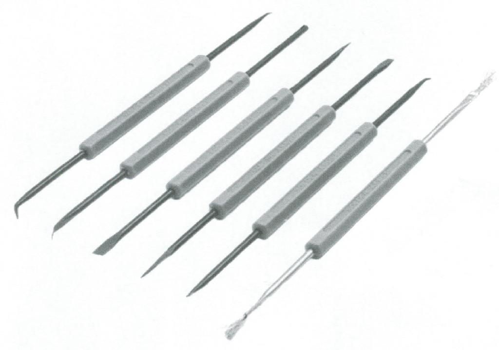"Lötzubehör-Set",
Warenzusammenstellung in Aufmachung für den Einzelverkauf, bestehend aus

- fünf mit freiem Arm zu handhabenden Werkzeugen, in Form eines Kratzers, eines Hakens,
  einer sog. Gabel, eines Dorns und eines sog. Messers (alle Pos. 8205)

- - jeweils mittig mit einem Griff aus Kunststoff und an beiden Enden mit spezifisch 
    geformten Werkzeugspitzen (arbeitender Teil) aus unedlem Metall versehen

- und einer Bürste, mittig mit einem Griff aus Kunststoff und an beiden Enden
  mit Bürstenköpfen aus Metalldraht versehen

- zum wechselseitigen Bearbeiten von Arduino Boards, Platinen und Elektronik 
  im Rahmen eines Lötvorgangs

- gemeinsam in einer Verkaufsumschließung verpackt

Im Hinblick auf die Menge und den Wert bestimmen die Waren der Pos. 8205 den 
Charakter der Warenzusammenstellung.

Abbildung siehe Anlage.

Derartige Erzeugnisse gehören als "Handwerkzeuge, anderweit weder genannt noch inbegriffen, 
mit arbeitendem Teil aus unedlem Metall, andere als in den TARIC-Codes 8205 1000 00 bis 
8205 5910 00 genannte" zum TARIC-Code 8205 5980 00.