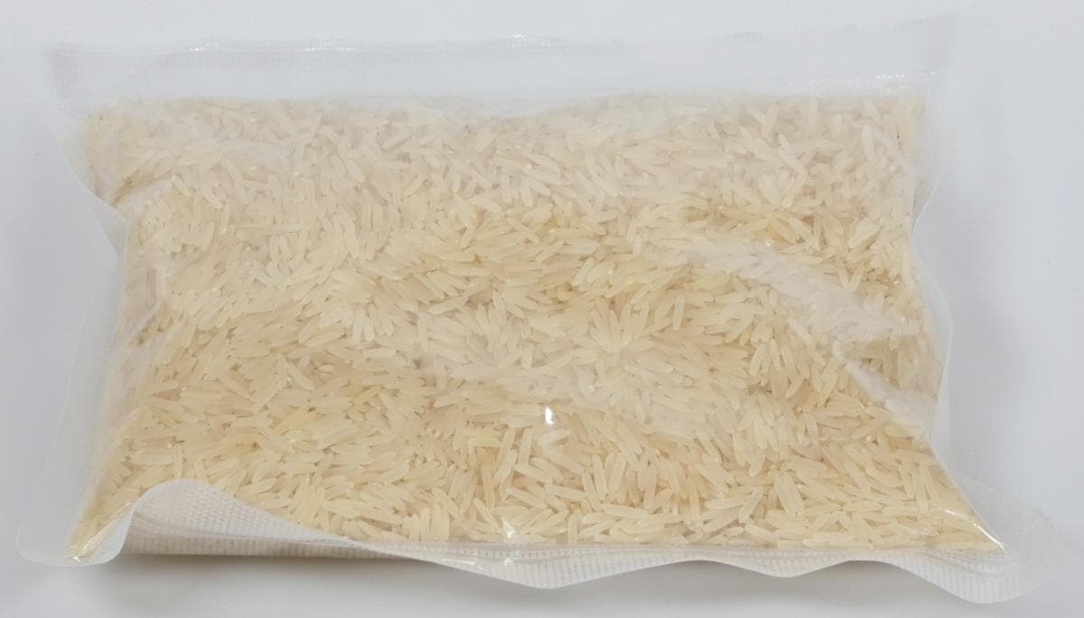 Antragsangaben:
Basmati Reis , parboiled (Sella).

Beschaffenheit des Warenmusters:
   Hellgelbe, glasige Reiskörner, überwiegend vollständig geschliffen, teils halbgeschliffen. Langkörnig mit einem Länge-Breite-Verhältnis von 3 oder mehr und einem sehr geringem Bruchreisanteil. Augenscheinlich weder vorgekocht noch gegart.

Halbgeschliffene ganze Körner (augenscheinlich)
   mehr als 10 GHT, jedoch weniger als 50 GHT
Vollständig geschliffene ganze Körner (augenscheinlich):
   mehr als 50 GHT, jedoch weniger als 90 GHT
Durchschnittliche Länge d. ganzen Körner (augenscheinlich):
   mehr als 6﻿,﻿0 mm
Verhältnis der Länge zur Breite (augenscheinlich):
   3 oder mehr
Parboiled Reis (augenscheinlich): 
   ja
Bruchreisgehalt (< 3/4 Länge / augenscheinlich): 
   vereinzelte Körner

Reis, vollständig geschliffen, auch poliert oder glasiert, parboiled, langkörnig, mit einem Verhältnis der Länge zur Breite von 3 oder mehr.