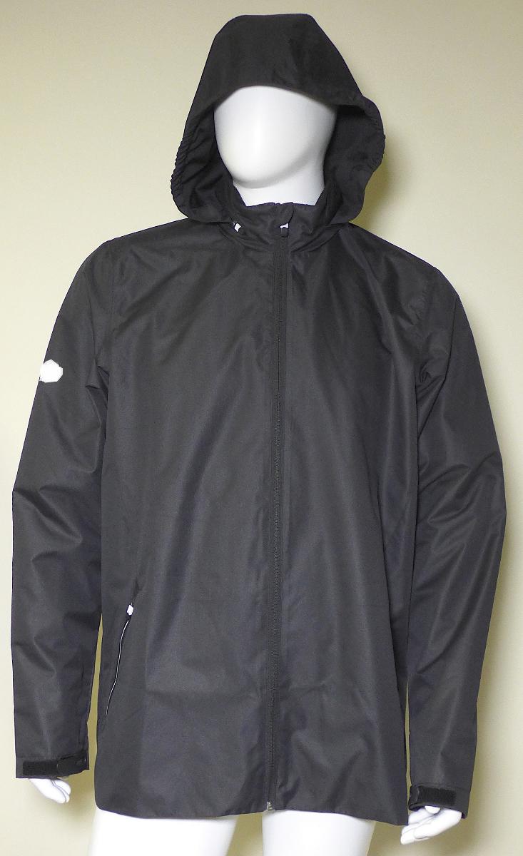 Anorak, sog. Allwetterjacke Allround, Art. 7403, Größe XL, Foto siehe Anlage,
- in einem Polybeutel verpackt,
- aus ca. 0,2 mm dicken, einfarbigen, einseitig (Innenseite) mit Kunststoff (laut Antrag Polyurethan;
  kein Zellkunststoff) überzogenen Geweben der Position 5903 aus laut Antrag 100 % Polyester
  (synthetische Chemiefasern),
- durchgehend gefüttert,
- über den Schritt reichend (Rückenlänge: ca. 82 cm),
- mit einem Stehkragen mit einer in den Kragen einrollbaren Kapuze,
- vorn mit einer durchgehenden Öffnung mit einem bis an den Kapuzenrand reichenden Reißver-
  schluss, am Kapuzenrand mit einer kurzen Überlappung von rechts über links (Frauenkleidung),
- mit langen Ärmeln; an den Ärmelenden mit einem Klettverschlussriegel zu verengen,
- vorn mit zwei eingesetzten Taschen mit Reißverschluss unterhalb der Taille,
- am unteren Rand durch Umschlagen und Festnähen gesäumt,
- wird im Allgemeinen über jeder anderen Kleidung und zum Schutz gegen das Wetter getragen,
  somit keine Jacke.

"Kleidung (Anorak), aus Erzeugnissen der Position 5903, aus Geweben, für Frauen"