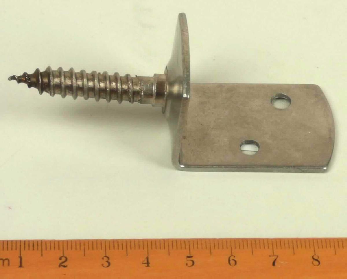 Es handelt sich um vollständig aus Stahl gefertigte Erzeugnisse, bestehend aus einem um 90° abgewinkelten Blechabschnitt mit zwei unterschiedlich langen Schenkeln, von denen der längere mit zwei diagonal angeordneten Lochungen versehen ist. An dem kürzeren Schenkel ist eine Schraube mit spitzem Gewindeende durch eine zentrische Lochung hindurchgeführt und unverlierbar befestigt.
Die verschieden großen Erzeugnisse werden an ortsfesten Zäunen dazu verwendet, die Zaunelemente an den Zaunpfosten anzubringen.
- Antragstellerangaben -

Abbildung siehe Anlage.

Derartige Erzeugnisse gehören als "andere Konstruktionsteile aus Stahl" zur Codenummer 7308 9098 00 0 des Zolltarifs.

Nicht Position 8302, da die Erzeugnisse nicht für den im Wortlaut der Position 8302 genannten Warenkreis bestimmt sind, sondern für Zäune.
