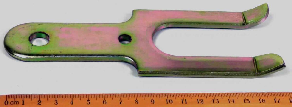 Es handelt sich um Flacherzeugnisse aus unedlem Metall, die zu einem Ende hin U-förmig ausgearbeitet sind. Die Enden der beiden Schenkel sind abgewinkelt. Das andere Ende der Waren ist halbkreisförmig abgerundet und mit einer kreisrunden Lochung versehen. In der Mitte der Waren befindet sich eine weitere Lochung.
Die Erzeugnisse werden mit dem U-förmigen Ende eingemauert und nehmen an dem anderen Ende ein entsprechend geformtes Gegenstück (Überfalle, nicht Gegenstand dieser vZTA) auf, das an einer Tür bzw. einem Tor befestigt ist. Sie dienen gemeinsam mit dem Gegenstück zum Geschlossenhalten der Türe bzw. des Tors.
Länge: ca. 18,5 cm.  

Abbildung siehe Anlage.

Derartige Erzeugnisse gehören als "Teile aus unedlen Metallen von anderen Beschlägen (Baubeschläge) aus unedlen Metallen, für Türen" zur Codenummer 8302 4110 00 0 des Zolltarifs.