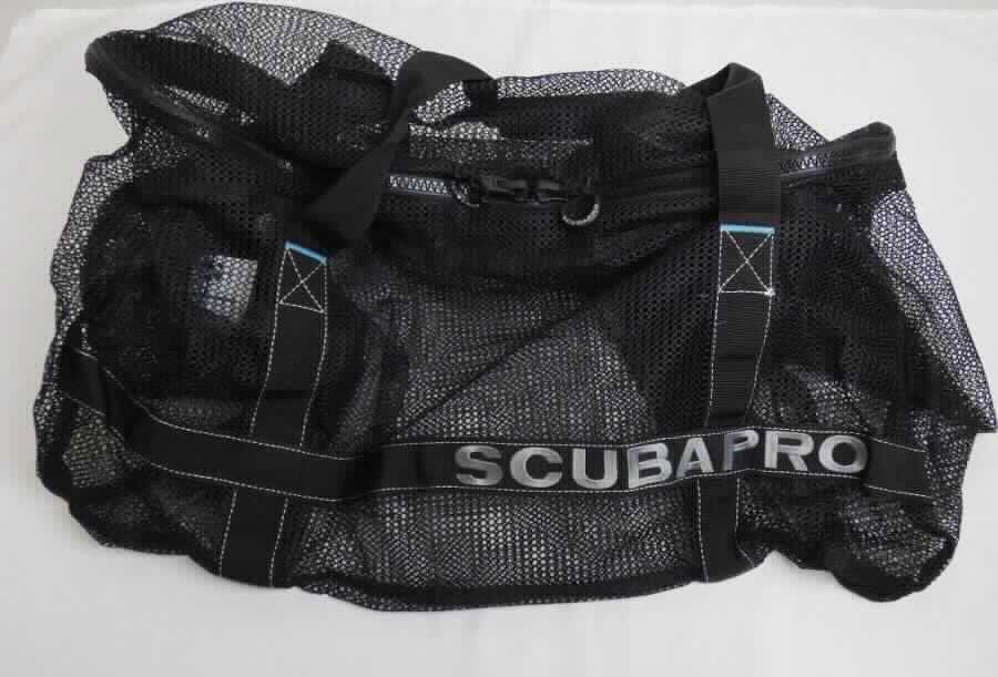 Konfektioniertes Netz, sog. Tauchtasche Mesh Bag, Art. 53.379.000, Foto siehe Anlage, 
- verpackt in einem Polybeutel, 
- quaderförmig, laut Antrag in den Abmessungen von 73 cm (Länge) x 33 cm (Breite) x 40 cm (Höhe); nicht 
  formstabil, 
- aus ca. 1 mm dicken, einfarbigen Gewirken aus laut Antrag 100 % Polyester (synthetischer Spinnstoff),
- mit offenen, nicht verschiebbaren Zellen (Durchmesser: ca. 4 mm), 
- mit zwei horizontal zur Tasche laufenden Bänder aus Geweben aus Spinnstoffen; bestickt mit der Aufschrift 
  SCUBAPRO, 
- mit zwei vertikal zur Tasche laufenden Bändern aus Geweben aus Spinnstoffen, die an der Oberseite zwei mittels 
  Klettverschlussband zusammenfassbare Tragegurte bilden, 
- mit einem über drei Seiten umlaufenden Doppelreißverschluss zu öffnen, 
- innen ohne weitere Einteilung oder Ausstattung, 
- durch Zusammennähen konfektioniert, 
- dient laut Antrag der Aufnahme von Tauchutensilien, 
- wird als konfektionierte Ware aus Netzstoffen nicht von der Position 4202 erfasst, 
- insbesondere im Hinblick auf den Umfang bestimmt das Netz den Charakter der Ware.

"Konfektioniertes Netz, aus synthetischen Spinnstoffen, kein Fischernetz, aus Polyester "