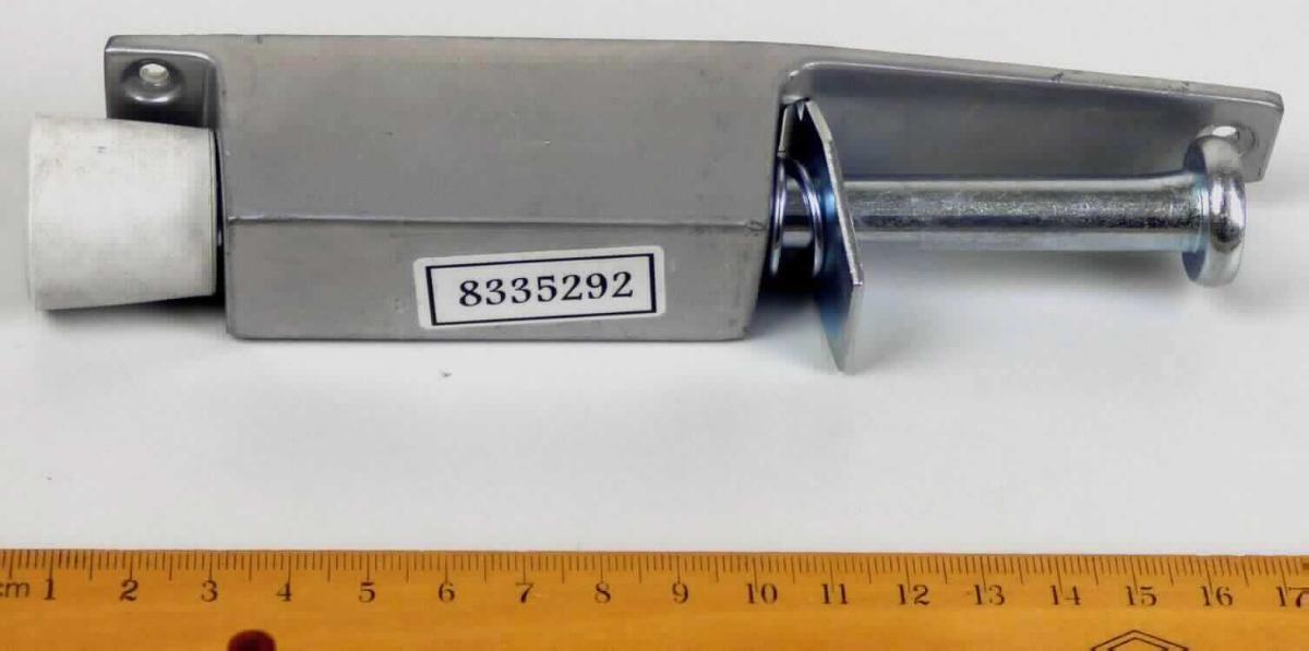 Es handelt sich um Erzeugnisse aus unedlem Metall (charakterbestimmend) zum Feststellen von Türen, bestehend aus einem zylindrischen Stift, der mit einer Feder ausgestattet ist, und einem nahezu quaderförmigen, an einer Seite offenen Gehäuse, das mit insgesamt drei Befestigungslöchern versehen ist. In das Gehäuse ist auf der Oberseite beweglich eine Platte eingehängt. Der Stift ist am unteren Ende mit einem Fuß aus Kautschuk oder Kunststoff ausgestattet.
Die Erzeugnisse werden im unteren Bereich an einer Tür befestigt und dienen zum Arretieren der Tür auf dem Boden.
Gesamtlänge: etwa 180 mm.

Abbildung siehe Anlage.

Derartige Erzeugnisse gehören als "andere Beschläge (Baubeschläge) für Türen, aus unedlen Metallen" zur Codenummer 8302 4110 00 0 des Zolltarifs.

Nicht Unterposition 8302 4190, da die Erzeugnisse an Türen angebracht werden.