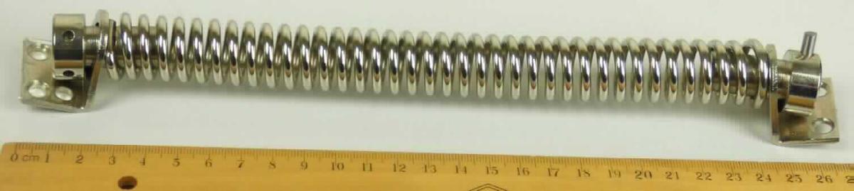 Es handelt sich um vollständig aus unedlem Metall gefertigte Erzeugnisse, bestehend aus einer schraubenlinienförmigen Feder, deren Enden jeweils mit einem Endstück mit zylindrischem "Kopf" sowie mit einem etwa L-förmig gebogenen Befestigungswinkel mit drei Befestigungslöchern ausgestattet sind. Eines der Endstücke verfügt zudem über eine Spannvorrichtung.
Die Erzeugnisse werden an z. B. an Türen befestigt und dienen als Türschließer.
Gesamtlänge: ca. 27,2 cm
- Antragstellerangaben -

Abbildung siehe Anlage.

Derartige Erzeugnisse gehören als "automatische Türschließer aus unedlen Metallen" zur Codenummer 8302 6000 90 0 des Zolltarifs.

Nicht Position 7320 da die Funktion der Waren über die einer bloßen Feder i. S. d. Position 7320 hinausgeht.