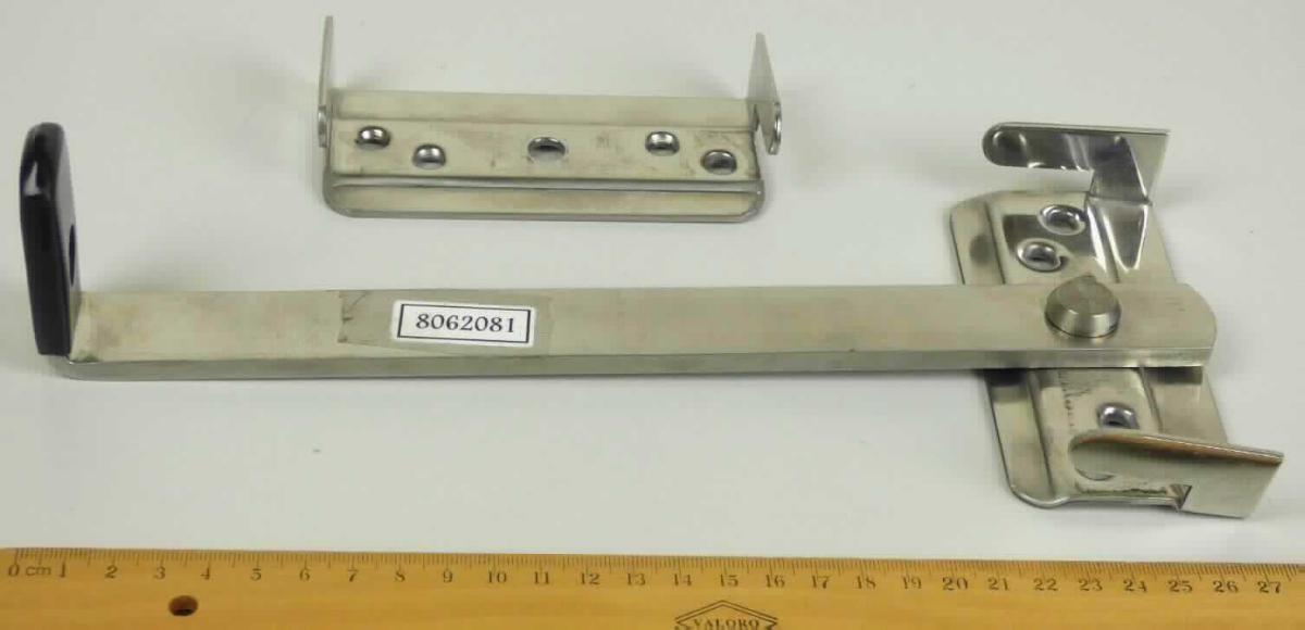 Bei den sog. Gartendoppeltor-Überwürfen handelt es sich um i. W. aus unedlem Metall gefertigte, zweiteilige Erzeugnisse unterschiedlicher Abmessungen, bestehend aus einem massiven Hebel (Länge etwa 28 cm), der an einem Ende L-förmig ausgearbeitet und mit einem Überzug aus Kunststoff oder Kautschuk versehen, am anderen Ende in einer mit vier Befestigunglochungen versehenen, spezifisch geformten Halterung (Grundfläche etwa 11,5 x 5,5 cm) drehbar befestigt ist, sowie aus einer weiteren, mit fünf Lochungen versehenen, spezifisch geformten Halterung zur Aufnahme des Hebels im verschlossenen Zustand.
Die Erzeugnisse werden an Doppeltoren bzw. -türen, z. B. Gartentüren, befestigt und dienen dazu, diese zu verschließen.
- Antragstellerangaben -

Abbildung siehe Anlage. 

Derartige Erzeugnisse gehören als "andere Beschläge (Baubeschläge) aus unedlen Metallen, für Türen" zur Codenummer 8302 4110 00 0 des Zolltarifs.

Nicht Unterposition 8302 4190, da die Erzeugnisse als Türbeschläge erfasst werden.