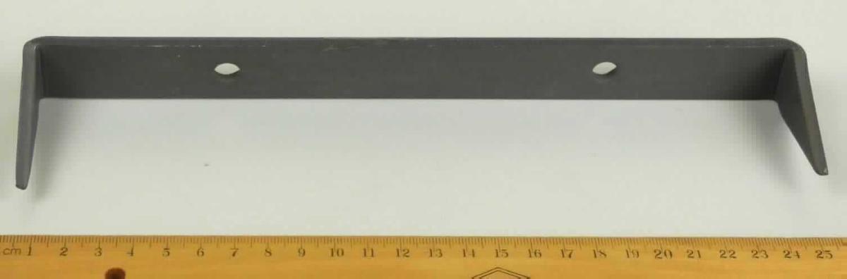Es handelt sich um längliche Flacherzeugnisse aus Stahl, die mit zwei kreisrunden Lochungen versehen sind und deren Enden zugespitzt und um 90 ° in die gleiche Richtung abgewinkelt sind.
Die verschieden großen Waren werden in Holzbauteile eingeschlagen, um diese zu verbinden.
- Antragstellerangaben -

Abbildung siehe Anlage.

Derartige Erzeugnisse gehören als "Krampen, Klammern und ähnliche Waren, aus Stahl" zur Codenummer 7317 0080 00 0 des Zolltarifs.