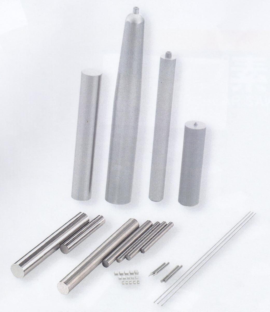 Sägezahnspitzen (sog. Saw Tips);

- nicht gefasste Formstücke in unterschiedlichen geometrischen Formen und Abmessungen
  aus mit Metallen gesinterten Metallcarbiden (Cermets auf der Grundlage von Wolframcarbid
  und Cobalt als Bindemittel bzw. Titancarbonitrid und Cobalt mit Nickel als Bindemittel)

- zur Verwendung als Spitzen von Kreissägeblättern

- bei der spanabhebenden Bearbeitung von Metallen

(Antragstellerangaben)

Abbildung siehe Anlage.

Derartige Erzeugnisse gehören als "Formstücke für Werkzeuge, nicht gefasst, aus Cermets,
andere als Wendeschneidplatten" zum TARIC-Code 8209 0080 00.