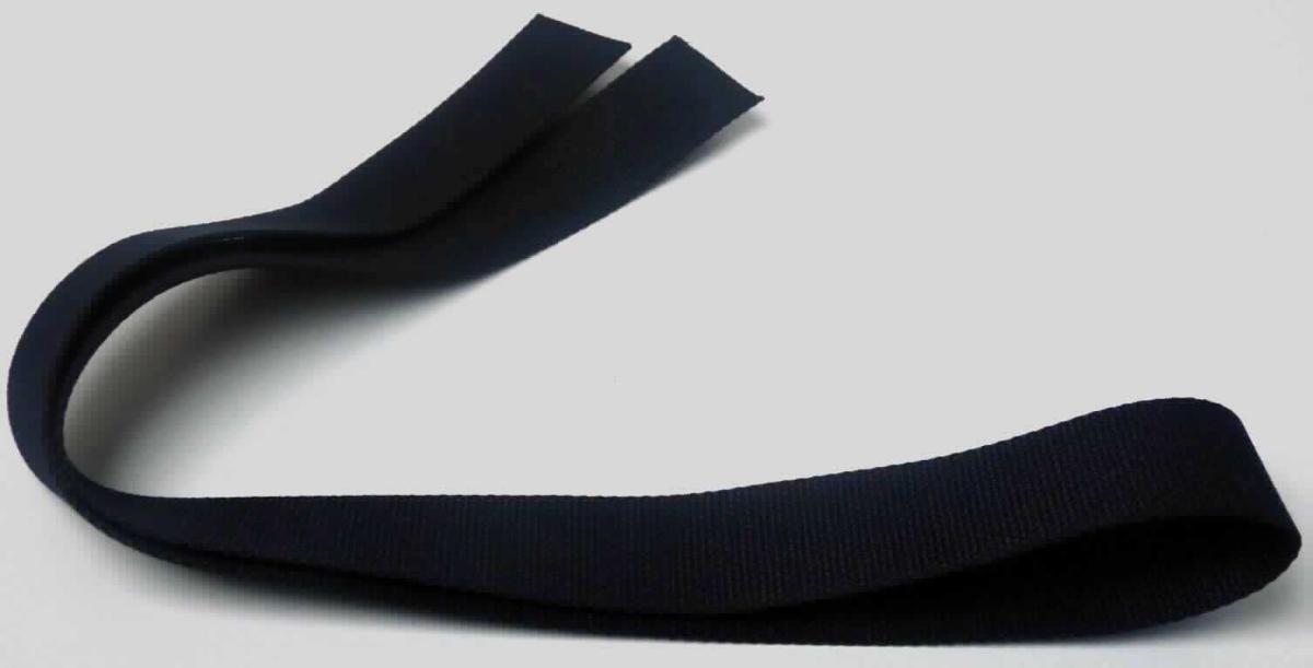 Band, sog. Polyestergurt, Foto siehe Anlage,
- als Meterware, mit einer Breite von laut Antrag 3,8 cm,
- aus einfarbigen Gewebe aus synthetischen Chemiefasern (laut Antrag Polyester),
- mit echten Webkanten an beiden Längsseiten,
- kein Samt, Plüsch, Chenille- oder Schlingengewebe,
- keine Elastomergarne oder Kautschukfäden enthaltend.       
                                                          
"Band, keine Ware der Position 5807, anderes als in den Unterpositionen 5806 10 und 5806 20 genannte, 
 aus Chemiefasern, mit echten Webkanten"