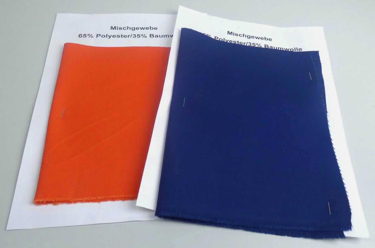 Gewebe, sog. Mischgewebe, Foto siehe Anlage,
- als Meterware, mit einer Breite von mehr als 30 cm,
- laut Untersuchungsergebnis:
-- aus Garnen aus Polyester-Spinnfasern und Baumwolle, 
-- die Antragsangaben von 65 GHT synthetischen Spinnfasern (Polyester) und 35 GHT Baumwolle können als
   zutreffend angesehen werden, somit keine Ware der Position 5211,
-- gefärbt,
-- in Köperbindung,
- laut Antrag mit einem Quadratmetergewicht von ca. 250 g.

"Gewebe aus synthetischen Spinnfasern, mit einem Anteil an diesen Fasern von weniger als 85 GHT, 
  ausschließlich mit Baumwolle gemischt, mit einem Quadratmetergewicht von mehr als 170 g, gefärbt, aus 
  Polyester-Spinnfasern, in 3-bindigem Köper"