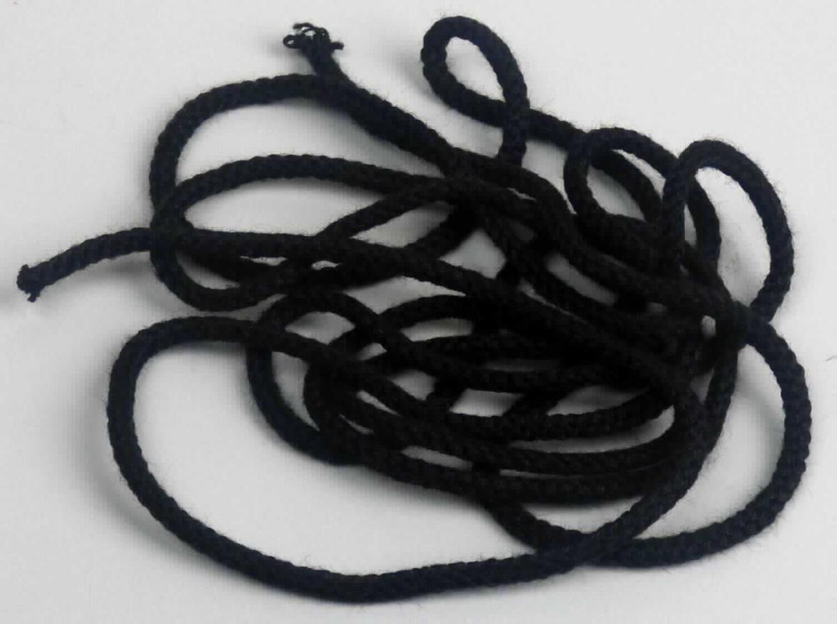 Gewirke, sog. Kordel, Foto siehe Anlage,
- als Meterware, 
- laut Untersuchungsergebnis:
-- aus einem Rundgewirke, somit keine Ware der Position 5808, 
-- mit einer Breite von ca. 3 bis 4 mm,
-- aus synthetischen Chemiefasern (laut Antrag Modacryl),
-- keine Elastomergarne oder Kautschukfäden enthaltend,
- ohne Flor- oder Schlingenoberfläche,
- keine Raschelspitze.

"Gewirke, mit einer Breite von weniger als 30 cm, anderes als solche der Positionen 6001 und 6002, aus 
 synthetischen Chemiefasern, anderes als in der Unterposition 6003 3010 genannte"