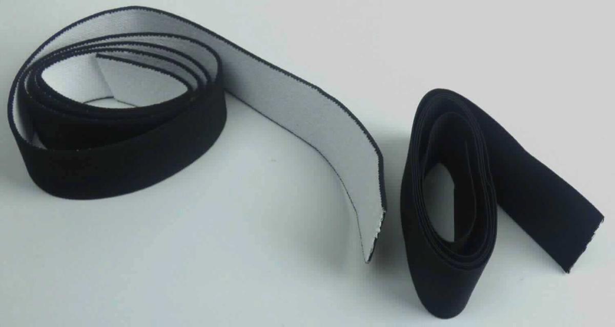 Bänder, sog. Gummiband, Foto siehe Anlage, 
- als Meterware; mit einer Breite von ca. 35 mm bzw. ca. 40 mm,
- jeweils:
- aus einem einfarbigen Gewebe aus Spinnstoffen und laut Antrag 34 GHT Kautschukfäden,
- mit echten Webkanten an beiden Seiten, 
- kein Samt, Plüsch, Chenille- oder Schlingengewebe. 

"Bänder, keine Ware der Position 5807, anderes als in der Unterposition 5806 10 genannte, mit einem Anteil an 
 Kautschukfäden von mehr als 5 GHT"