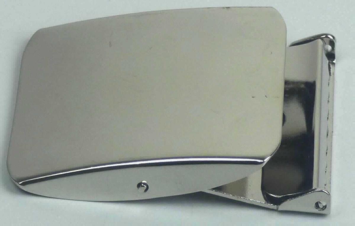 Es handelt sich um Gürtelschnallen aus unedlem Metall, bestehend aus einer nahezu rechteckigen Grundplatte, die an einem Ende mit einer Art Lasche versehen ist und an deren anderem Ende ein ebenfalls rechteckiger, klappbarer Verschluss befestigt ist.
Die Erzeugnisse werden an Gürteln befestigt und dienen dem Öffnen und Schließen des Gürtels.
Abmessungen: Breite: etwa 40 mm
- Antragstellerangaben -

Abbildung siehe Anlage.

Derartige Erzeugnisse gehören als "Schnallen aus unedlen Metallen, für Bekleidungszubehör" zur Codenummer 8308 9000 90 0 des Zolltarifs.