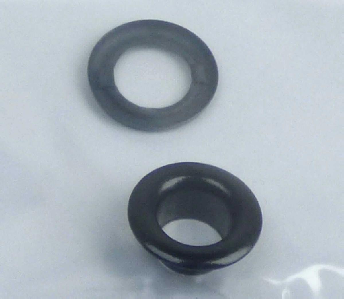 Es handelt sich um noch nicht zusammengesetzte, kreisrunde Ösen aus unedlem Metall, bestehend jeweils aus einem Ring (Außendurchmesser: etwa 15,2 mm; Innendurchmesser: etwa 8,9 mm), dessen Außen- und Innenrand rundum leicht gewölbt sind, und aus einem hohlzylindrischen Gegenstück, das an einem Ende ebenfalls zu einem Ring (Außendurchmesser: etwa 15,1 mm; Innendurchmesser: etwa 8,1 mm) mit gewölbten Rändern ausgearbeitet ist.   
Die Erzeugnisse werden durch Umbördeln miteinander verbunden und dienen an Bekleidung als Verstärkung für Lochungen, z. B. gegen Ausreißen.
- Antragstellerangaben -

Abbildung siehe Anlage.

Derartige Erzeugnisse gehören als "Ösen aus unedlen Metallen, für Bekleidung" zur Codenummer 8308 1000 00 0 des Zolltarifs.