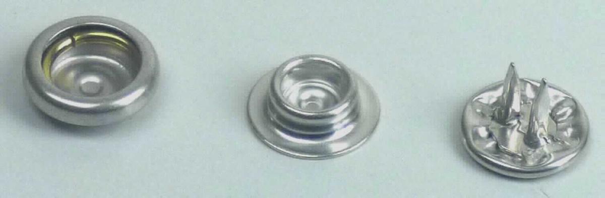 Es handelt sich um noch nicht zusammengesetzte Druckknöpfe aus unedlem Metall. Die im Durchmesser ca. 11 mm großen Erzeugnisse bestehen aus Niete, Öse und Kugel und bilden zusammen einen Druckknopf.

Die Erzeugnisse werden als "Druckknöpfe" eingereiht.

Anlage.
1 Ablichtung