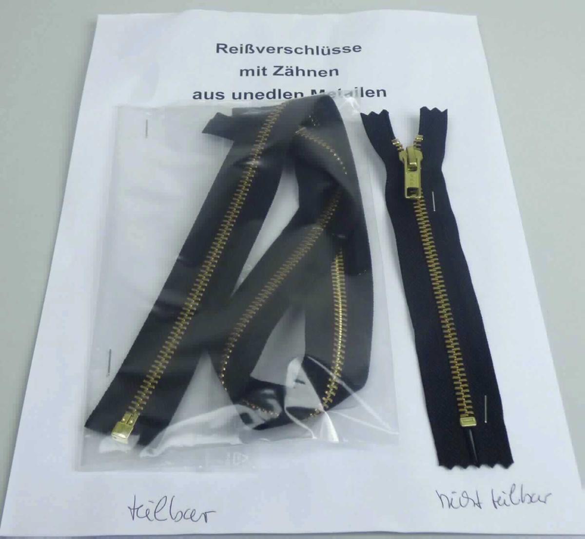 Bei den Erzeugnissen handelt es sich um Reißverschlüsse, bestehend aus zwei ca. 1,5 cm breiten und ca. 19 cm (bzw. 60 cm) langen Textilstreifen, an deren Längsseiten beidseitig Metallzähnchen angebracht sind. Mittels eines innenseitig angebrachten Metallschiebers sind die Zähnchenreihen ineinander verhakt. Der 19 cm lange Reißverschluss verfügt über einen Metallstopper. 

Die Ware ist als "Reißverschluss mit Zähnen aus Metall" einzureihen.