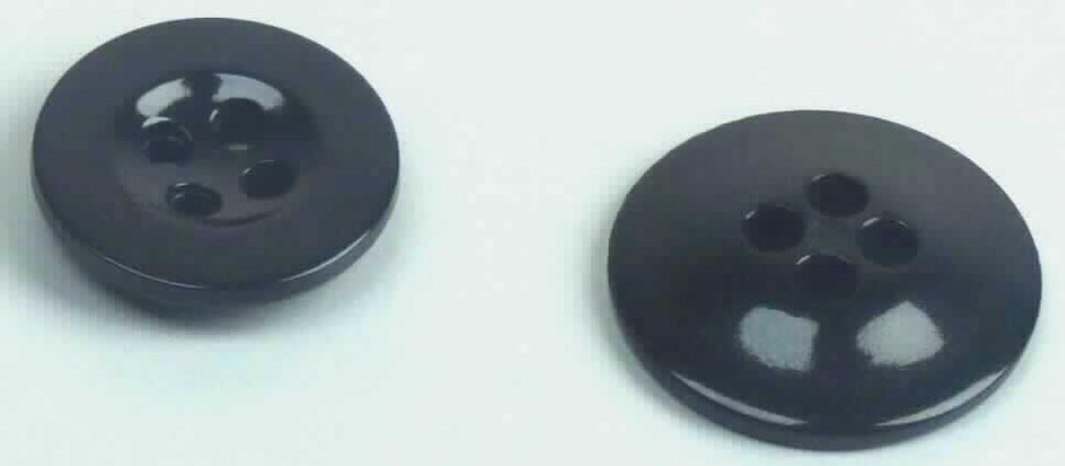 Es handelt sich um runde Kunststoffknöpfe in zwei verschiedenen Größen mit einem Durchmesser von ca. 1,5 cm und 2 cm. Die Knöpfe sind in der Mitte jeweils mit 4 Löchern zum Annähen an Wäsche, Kleidungsstücke o. Ä. versehen.

Ein Spinnstoffüberzug ist nicht vorhanden.

Die Erzeugnisse sind jeweils als "Knöpfe, aus Kunststoff, nicht mit Spinnstoff überzogen" einzureihen.