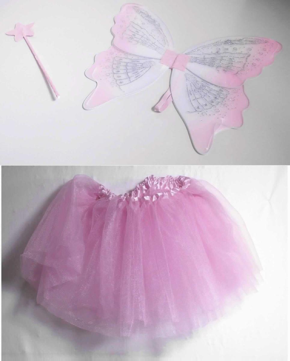 Karnevalskostüm, sog. Kinderkostüm "Schmetterling Fee", Art. Kopf NAN 8349342 und NAN 8052535,
in Kindergröße, Foto siehe Anlage,
- Warenzusammenstellung, bestehend aus einem Rock, "Flügeln" (Karnevalsartikel) und einem "Sternenstab" 
  (Spielzeug):
- gemeinsam in einem Polybeutel für den Einzelverkauf aufgemacht und zur Befriedigung eines speziellen Bedarfs 
  zusammengestellt, 
- gehört als Maskenkostüm aus Spinnstoffen nicht zum Warenkreis der Position 9505,
- Rock:
-- zweilagig gearbeitet (am Taillenbund dauerhaft zusammengenäht); aus ca. 0,2 mm dicken, netzartig durch-
   brochenen Gewirken aus laut Antrag 100 % Polyester (synthetische Chemiefasern),
-- über den Schritt reichend (Seitenlänge: ca. 30 cm),
-- in der Taille abschließend, mit einem elastischen Taillenbund aus Geweben,
-- ohne Öffnung und ohne Verschluss,
-- am unteren Rand lediglich geschnitten,
- "Flügel":
-- mit einem formgebenden Gestell aus augenscheinlich unedlem Metall; mit Zuschnitten aus bedruckten, durch-
   scheinenden, teilweise mit Glitter versehenen Gewirken überzogen,
-- in der Mitte mit einem Zuschnitt aus augenscheinlich Filz zusammengefügt,
-- mit zwei angenähten, elastischen Bändern zur Befestigung am Körper,
- "Sternenstab":
-- mit einer Gesamtlänge von ca. 35 cm,
-- mit einem mit Bändern aus Geweben aus Spinnstoffen umwickelten Stab aus Kunststoff,
-- an einem Ende mit einem aufgesetzten Stern aus mit Glitter versehenen Flächenerzeugnissen, 
- im Hinblick auf den Umfang und den Gesamteindruck bestimmt der Rock den Charakter der Warenzusammen-
  stellung.

"Rock, aus Gewirken, für Mädchen, aus synthetischen Chemiefasern"