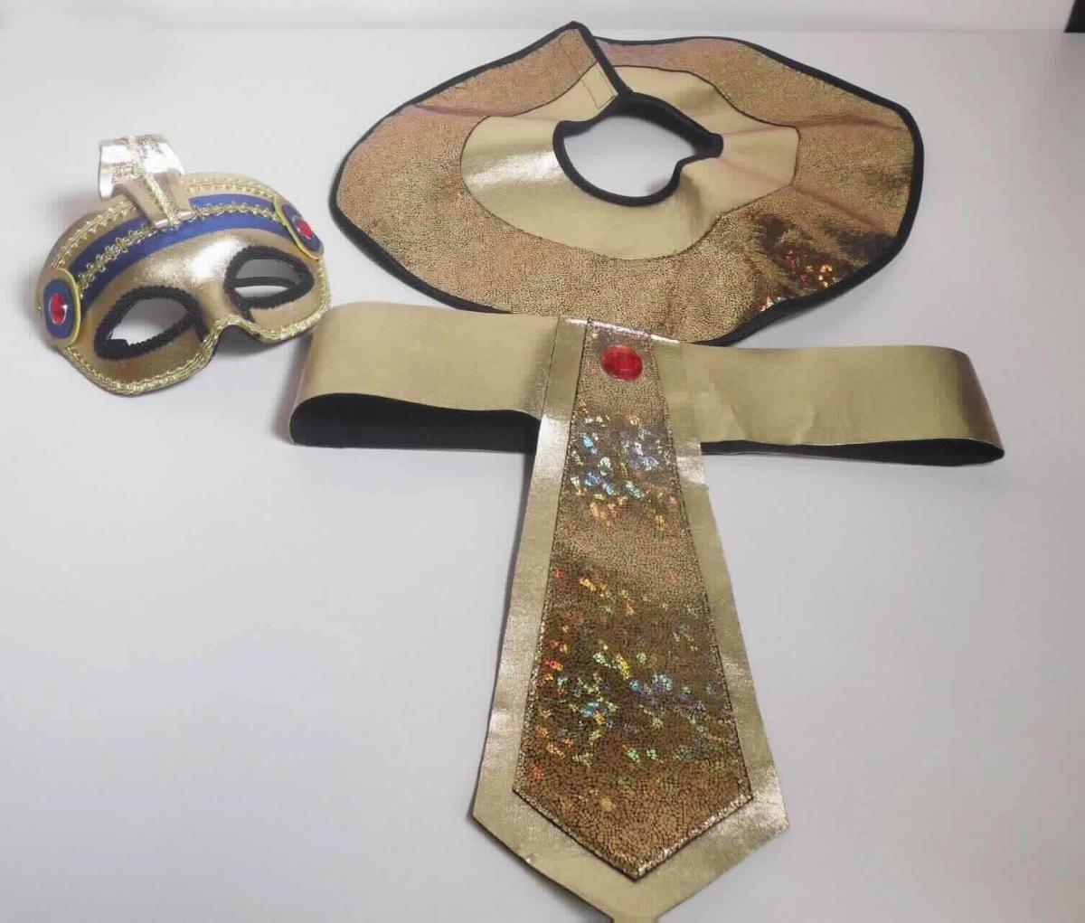 Karnevalskostüm, sog. Damenkostüm Ägypterin, Art. Kopf NAN 8349342 und NAN 8040030, in Einheitsgröße,
Foto siehe Anlage,
- Warenzusammenstellung, bestehend aus einem "Gürtel", einer "Pelerine" (beides Bekleidungszubehör) und 
  einer Maske (Karnevalsartikel),
- gemeinsam in einem Polybeutel für den Einzelverkauf aufgemacht und zur Befriedigung eines speziellen Bedarfs 
  zusammengestellt,
- Bekleidungszubehör:
-- "Gürtel":
--- in den Abmessungen (L x B) von ca. 98 cm x 7,5 cm,
--- aus einem zweilagigen Flächenerzeugnis, mit einer Außenlage aus augenscheinlich mit metallisierter Farbe
    versehenen Gewirken der Position 5907 und einer Innenlage aus augenscheinlich Vliesstoffen,
--- an den Enden mit aufgenähten Klettverschlussstreifen versehen,
--- mit einem angenähten "Lendenschurz" aus den oben genannten Flächenerzeugnissen; mit einem aufgenähten   
    Besatz aus einem zweilagigen Flächenerzeugnis, mit einer Außenlage aus auf der Außenseite musterbildend 
    bedruckten Gewirken und einer Innenlage aus augenscheinlich Vliesstoffen,
-- "Pelerine":
--- aus zwei zusammengenähten, annähernd ringförmigen Zuschnitten; mit einem max. Außendurchmesser von 
    ca. 47 cm,
--- der äußere Zuschnitt aus den oben genannten Flächenerzeugnissen des Besatzes, der innere aus den oben 
    genannten Flächenerzeugnissen des Gürtels,
--- mit einer Öffnung mit Klettverschluss; wird in der Art eines Latzes um den Hals getragen,
-- alle Flächenerzeugnisse aus laut Antrag 100 % Polyester (synthetische Chemiefasern); weder elastisch noch 
   kautschutiert,
-- durch Zusammennähen konfektioniert, 
-- individuelle (selbstständige) Einzelstücke, die eine Ergänzung von Kleidung darstellen,
-- insbesondere im Hinblick auf das äußere Erscheinungsbild bestimmen jeweils die die Schauseite bildenden 
   Gewirke den Charakter der Waren,
- Maske:
-- in den Abmessungen (B x H) von ca. 18 cm x 12 cm; bedeckt beim Tragen etwa die obere Gesichtshälfte und ist 
   mit Öffnungen für die Augen versehen,
-- aus Kunststoff,
-- vollständig mit verschiedenen, aufgeklebten Zuschnitten und Bordüren aus Spinnstoffen verziert,
-- mit einem angeklebten, elastischen Band zum Befestigen am Kopf,
-- wird auf dem Gesicht getragen und dient der Verkleidung (z. B. an Karneval),
- im Hinblick auf den Umfang und die Menge verleihen die Bekleidungszubehöre der Warenzusammenstellung ihren 
  wesentlichen Charakter; somit keine Ware der Position 9505.

"Anderes konfektioniertes Bekleidungszubehör, aus (weder elastischen noch kautschutierten) Gewirken"