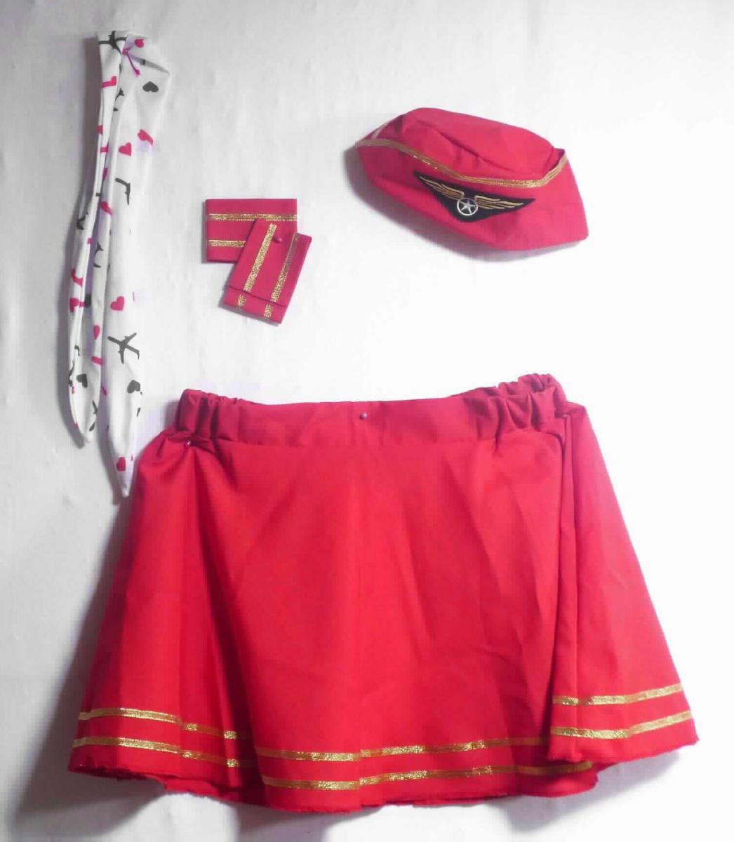 Karnevalskostüm, sog. Kinderkostüm "Stewardess", Art. Kopf NAN 8349342 und NAN 8346926,
in Kindergröße, Foto siehe Anlage,
- Warenzusammenstellung, bestehend aus einem Rock, einer Mütze (Kopfbedeckung), zwei "Manschetten" (andere 
  konfektionierte Ware) und einem Schal (Bekleidungszubehör),
- alle Flächenerzeugnisse aus laut Antrag 100 % Polyester (synthetische Chemiefasern),
- gemeinsam in einem Polybeutel für den Einzelverkauf aufgemacht und zur Befriedigung eines speziellen Bedarfs 
  zusammengestellt, 
- gehört als Maskenkostüm aus Spinnstoffen nicht zum Warenkreis der Position 9505,
- Rock:
-- aus ca. 0,3 mm dicken, einfarbigen Geweben, 
-- über den Schritt reichend (Seitenlänge: ca. 39 cm),
-- in der Taille abschließend, mit einem ca. 5 cm breiten, angesetzten, doppelt gearbeiteten, teilweise elastischen 
   Bund,
-- ohne Öffnung und ohne Verschluss,
-- mit aufgenähten, kontrastfarbenen Borten verziert,
-- am unteren Rand durch Überwendlichnähte gesäumt,
-- kann ohne ein weiteres, den Unterkörper bedeckendes Kleidungsstück getragen werden,
- Mütze:
-- aus mehreren Zuschnitten aus einem zweilagigen Flächenerzeugnis, mit einer Außenlage (Schauseite) aus ein-
   farbigen Geweben und einer Innenlage aus augenscheinlich Vliesstoffen, 
-- mit einem max. Durchmesser von ca. 26 cm, 
-- mit aufgenähten, kontrastfarbenen Borten und einer Applikationsstickerei verziert,
-- ohne Schirm, 
- "Manschetten":
-- jeweils annähernd rechteckig, mit einer Länge von ca. 22 cm und einer Breite von ca. 6,5 cm,
-- aus dem oben genannten zweilagigen Flächenerzeugnis der Mütze,
-- an den Enden mit einem angenähten Klettverschluss ausgestattet (u. a. deshalb konfektioniert),
-- mit aufgenähten, kontrastfarbenen Borten verziert,
-- aufgrund des Verwendungszwecks als Armschmuck (Armband) kein Bekleidungszubehör,
-- kein Fantasieschmuck der Position 7117, da Waren aus Spinnstoffen vom Kapitel 71 ausgenommen sind,
- Schal:
-- doppellagig gearbeitet; aus ca. 0,4 mm dicken, bedruckten Gewirken,
-- mit einer max. Länge von ca. 93 cm und einer max. Breite von ca. 8,5 cm; an den Schmalseiten spitz zulaufend
   gearbeitet, 
-- durch Zusammennähen konfektioniert,
- im Hinblick auf den Umfang und den Gesamteindruck bestimmt der Rock den Charakter der Warenzusammen-
  stellung.

"Rock, aus Geweben, für Mädchen, aus synthetischen Chemiefasern, nicht nach dem Batik-Verfahren hand-
 bedruckt"