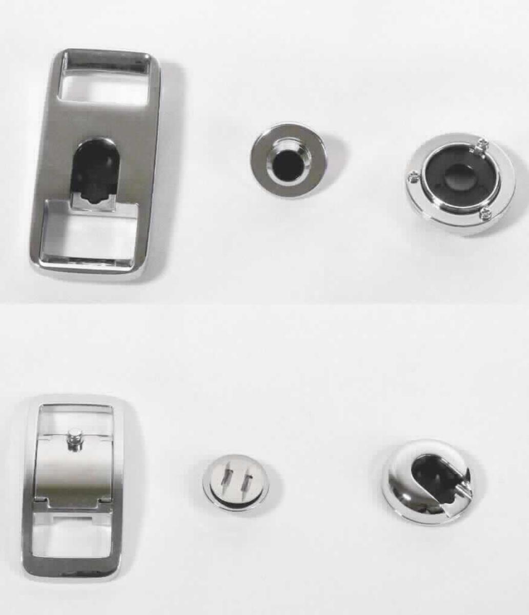 Es handelt sich um aus unedlem Metall und Kunststoff gefertigte Erzeugnisse in Form einer stilisierten Gürtelschnalle. An der Schauseite des Mittelteils befinden sich eine zylindrischen Ausformung und eine Abdeckkappe. An der Rückseite des Mittelteils ist eine längliche Aussparung mit zwei seitlichen Rastbacken ausgearbeitet. Die Erzeugnisse sind zusätzlich mit einem Magneten ausgestattet.
Sie dienen als Teil eines Verschlusses zur Aufnahme eines entsprechend gearbeiteten Gegenstücks (nicht Gegenstand dieser vZTA) und werden an Bekleidung, Taschen, Gürteln, Gurtbändern usw. verwendet.
- Antragstellerangaben -
Länge: ca. 60 mm; Breite: ca. 28 mm.

Unedles Metall bestimmt insbesondere aufgrund seines Umfangs und Wertes den Charakter der aus verschiedenen Stoffen zusammengesetzten Waren.

Abbildung siehe Anlage.

Derartige Erzeugnisse gehören als "Teile aus unedlen Metallen von Verschlüssen aus unedlen Metallen, für Kleidung oder Bekleidungszubehör, Lederwaren oder andere konfektionierte Waren" zum TARIC-Code 8308 9000 90.