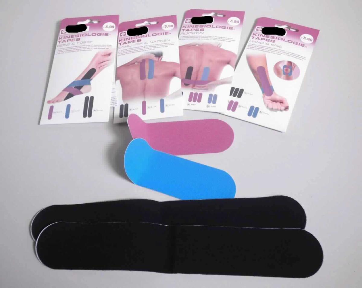 Bänder mit Klebeschicht zu medizinischen Zwecken

Bei der vorgelegten Ware handelt es sich um Bänder in verschiedenen Größen und Farben aus Baumwolle und Elastan. Die Ware ist längselastisch und einseitig mit einer Klebeschicht versehen. Das Erzeugnis soll für Medizin- und Sport-Taping verwendet werden. Die Ware ist in einer bunt bedruckten Papierverpackung für den Einzelverkauf zu medizinischen Zwecken aufgemacht.

Die Ware ist als den Binden ähnliches Erzeugnis, in Aufmachung für den Einzelverkauf zu medizinischen Zwecken, andere Ware mit Klebeschicht, in die Unterposition 3005 1000 der Kombinierten Nomenklatur einzureihen.