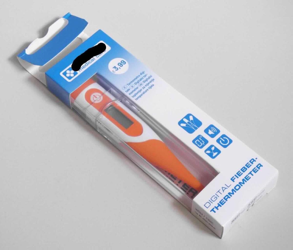 Sog. Fieberthermometer digital, im Wesentlichen bestehend aus einem ca. 124 x 18 x 9 mm (L x B x H) großen, länglichen, wassergeschützten Gehäuse, welches auf der Oberfläche mit einem Bedienknopf (Ein- / Aus- Taste) und einer Flüssigkristall-Anzeige versehen ist. Die sich verjüngende Spitze des Thermometers ist flexibel beweglich, der etwa 7 mm lange Messkopf misst die Temperatur in einem Messbereich von ca. 32,0 °C bis 42,9 °C. Am anderen Ende des Thermometers befindet sich das Batteriefach, in dem eine Knopfzelle enthalten ist.

Zur äußeren Form siehe Abbildung in der Anlage.

Das Thermometer dient zur Messung der Körpertemperatur von Menschen, speichert den zuletzt gemessenen Wert und gibt Tonsignale beim Ende der Messzeit ab. Die Ware ist inklusive einer transparenten, zweiteiligen und stabilen Schutzhülse aus Kunststoff, die zur dauerhaften Aufbewahrung geeignet ist, mit einer eingelegten Knopfzelle und einer Bedienungsanleitung (de-minimis-Regel) in einem bedruckten Pappkarton verpackt. 

Das Erzeugnis wird als "elektronisches Thermometer, nicht mit anderen Instrumenten der Position 9025 kombiniert, anderes als unmittelbar ablesbar und flüssigkeitsgefüllt" eingereiht.