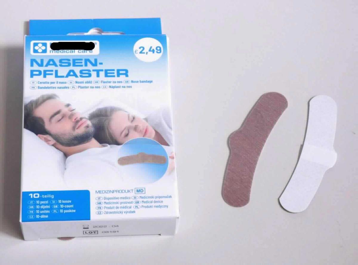 Pflaster; Nasenpflaster

Bei der vorgelegten Ware handelt es sich um Spezialpflaster aus hautfarbener Trägerfolie mit einseitiger Klebeschicht. Die Klebefläche ist vollständig mit folierten Papier geschützt (Länge 68 mm). Die Pflaster sind leicht bogenförmig und habe einseitig in der Mitte eine halbrunde Ausbuchtung (Durchmesser dort ca. 17 mm). Die Pflaster sollen die Nasenatmung erleichtern und Schnarchen reduzieren.
 Jeweils 10 Pflaster sind in einem bunt bedruckten Faltkarton in Aufmachung für den Einzelverkauf verpackt. 

Die Ware ist als andere Ware mit Klebeschicht zu medizinischen Zwecken in die Unterposition 3005 1000 der Kombinierten Nomenklatur einzureihen.