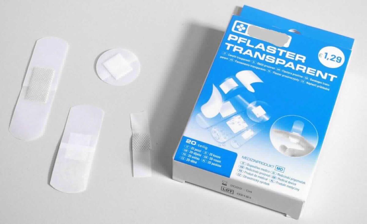 Heftpflaster

Bei der Ware handelt es sich um 20 transparente Pflaster in verschiedenen Größen. Die Klebefläche ist mit einer zweigeteilten Folie geschützt. Die Wundauflage befindet sich mittig. Die Ware ist in einem bunt bedruckten Pappfaltkarton mit Hinweisen zur Anwendung für den Einzelverkauf zu medizinischen Zwecken aufgemacht. 

Die Ware ist als Heftpflaster und andere Ware mit Klebeschicht in Aufmachung für den Einzelverkauf zu medizinischen Zwecken in die Unterposition 3005 10 00 der Kombinierten Nomenklatur einzureihen.
