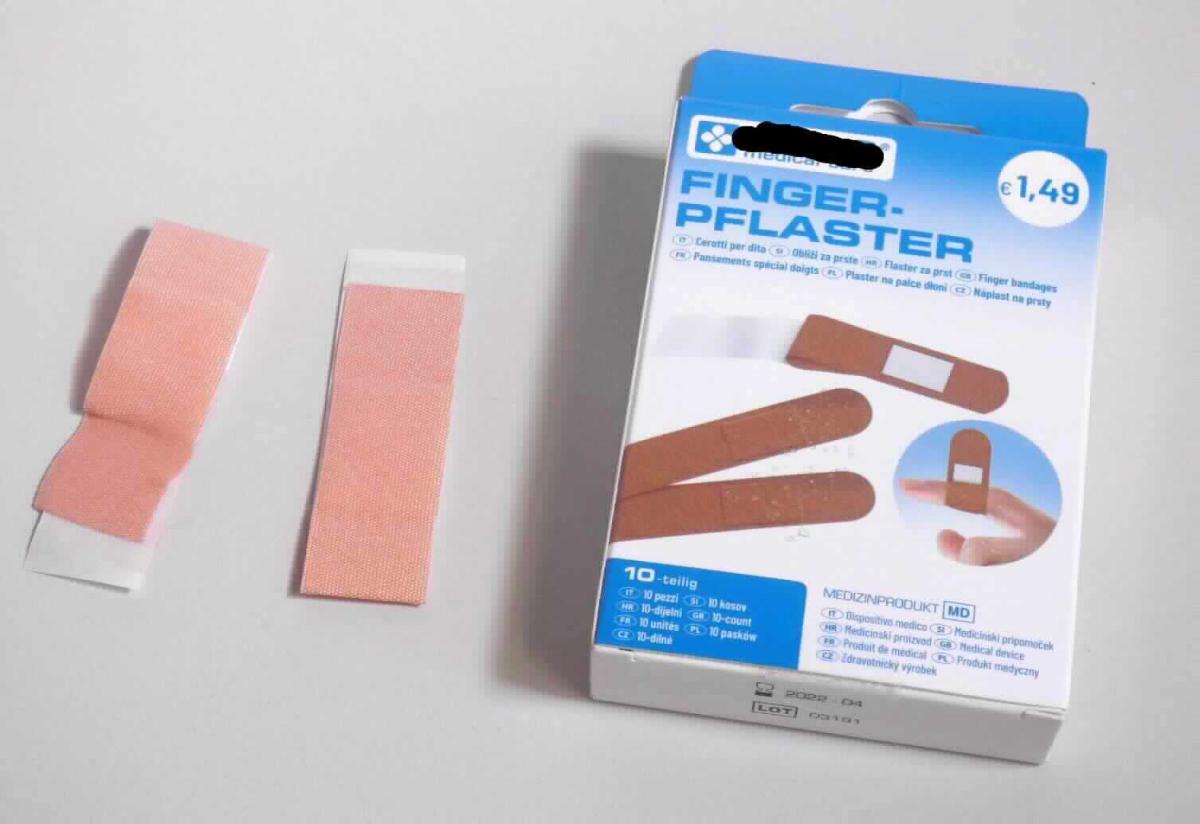 Heftpflaster

Bei der Ware handelt es sich um 10 hautfarbene Pflaster (120 mm x 20 mm). Die Klebefläche ist mit einer zweigeteilten Folie geschützt. Die Wundauflage ist asymetrisch angeordnet zur Verwendung an Fingern. Die Ware ist in einem bunt bedruckten Pappfaltkarton mit Hinweisen zur Anwendung für den Einzelverkauf zu medizinischen Zwecken aufgemacht. 

Die Ware ist als Heftpflaster und andere Ware mit Klebeschicht in Aufmachung für den Einzelverkauf zu medizinischen Zwecken in die Unterposition 3005 10 00 der Kombinierten Nomenklatur einzureihen.