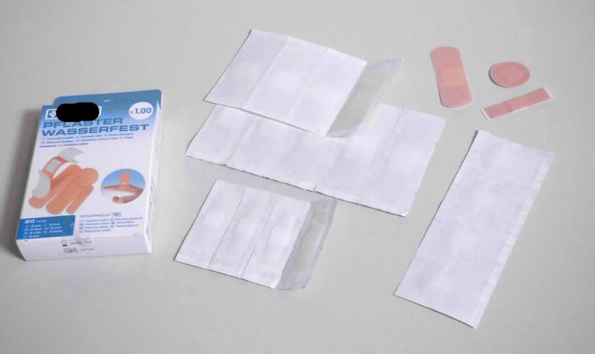 Heftpflaster

Bei der Ware handelt es sich um 20 hautfarbene Pflaster in verschiedenen Größen. Die Klebefläche ist mit einer zweigeteilten Folie geschützt. Die Wundauflage befindet sich mittig. Die Ware ist in einem bunt bedruckten Pappfaltkarton mit Hinweisen zur Anwendung für den Einzelverkauf zu medizinischen Zwecken aufgemacht. 

Die Ware ist als Heftpflaster und andere Ware mit Klebeschicht in Aufmachung für den Einzelverkauf zu medizinischen Zwecken in die Unterposition 3005 10 00 der Kombinierten Nomenklatur einzureihen.