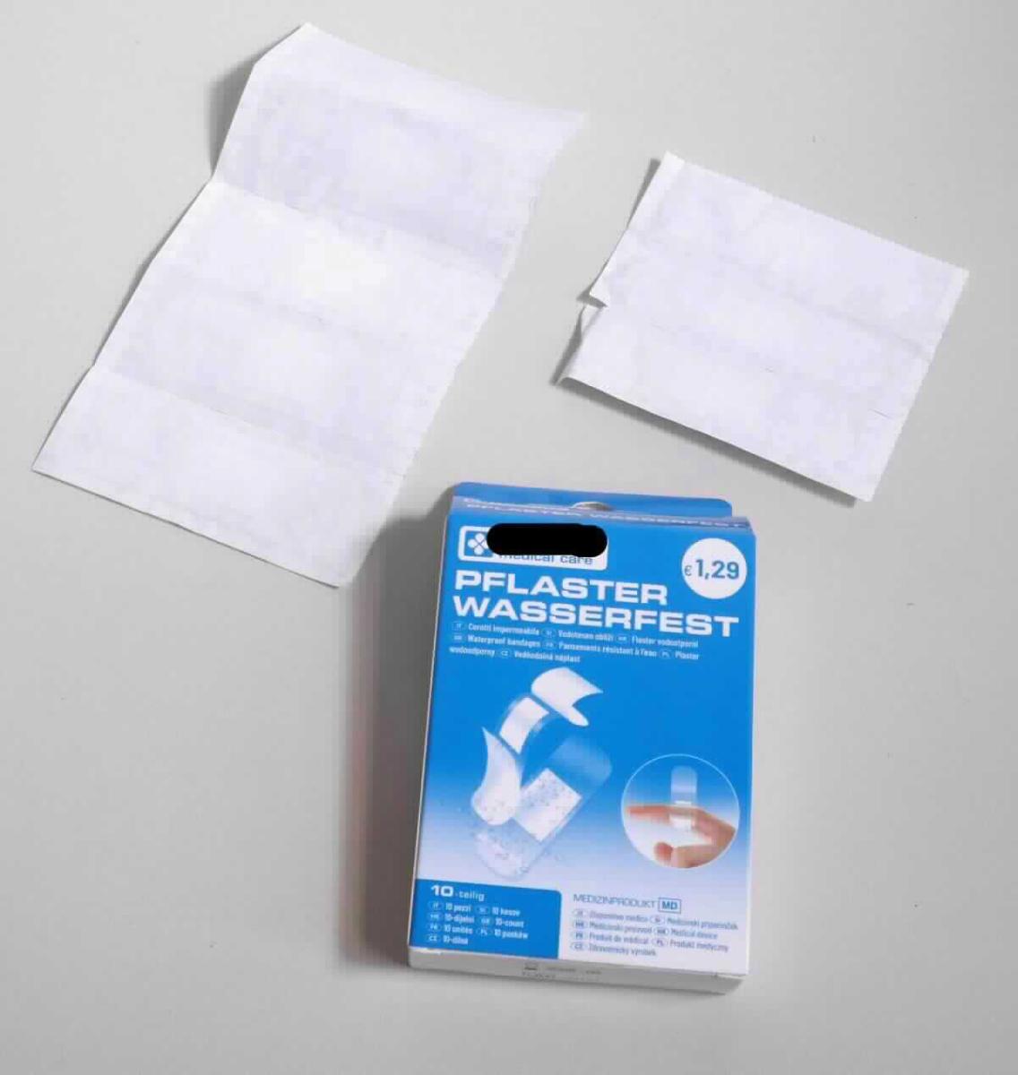 Heftpflaster

Bei der Ware handelt es sich um 10 transparente Pflaster in zwei Größen ( 72mm x 19 mm und 72 mm x 25 mm). Die Klebefläche ist mit einer zweigeteilten Folie geschützt. Die Wundauflage befindet sich mittig. Die Ware ist in einem bunt bedruckten Pappfaltkarton mit Hinweisen zur Anwendung für den Einzelverkauf zu medizinischen Zwecken aufgemacht. 

Die Ware ist als Heftpflaster und andere Ware mit Klebeschicht in Aufmachung für den Einzelverkauf zu medizinischen Zwecken in die Unterposition 3005 10 00 der Kombinierten Nomenklatur einzureihen.