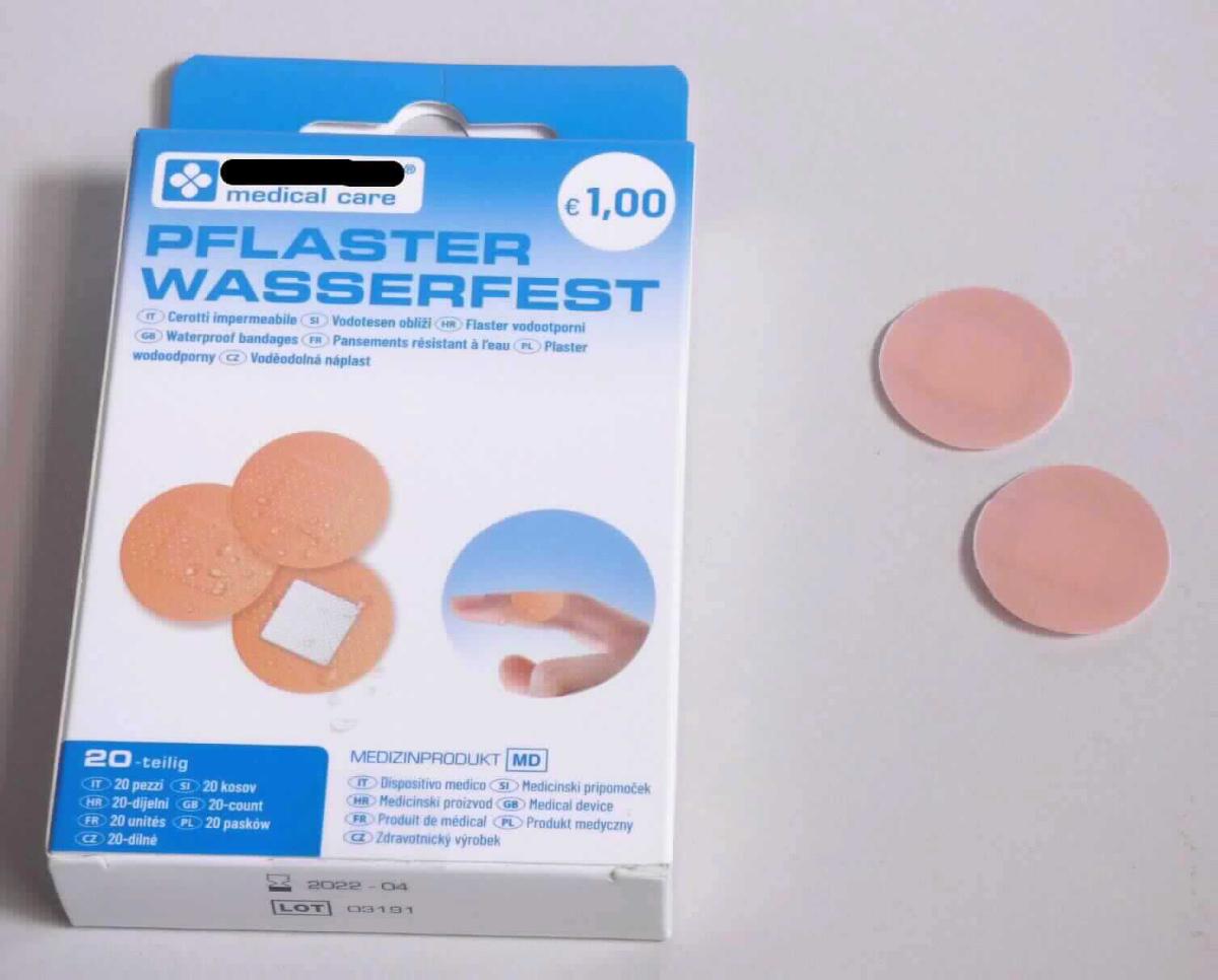 Heftpflaster

Bei der Ware handelt es sich um 20 runde, hautfarbene Pflaster (Durchmesser 25 mm). Die Klebefläche ist mit einer zweigeteilten Folie geschützt. Die Wundauflage befindet sich mittig. Die Ware ist in einem bunt bedruckten Pappfaltkarton mit Hinweisen zur Anwendung für den Einzelverkauf zu medizinischen Zwecken aufgemacht. 

Die Ware ist als Heftpflaster und andere Ware mit Klebeschicht in Aufmachung für den Einzelverkauf zu medizinischen Zwecken in die Unterposition 3005 10 00 der Kombinierten Nomenklatur einzureihen.