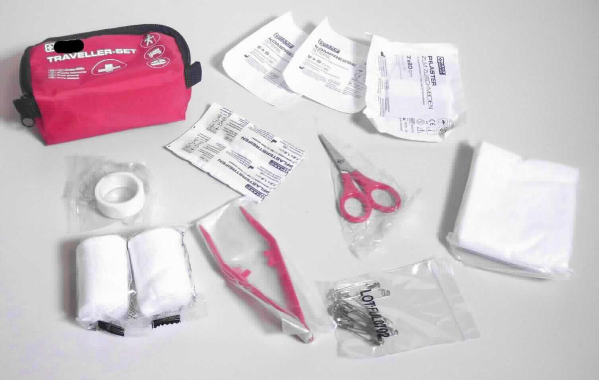 Tasche mit Apothekenausstattung für Erste Hilfe; Erste-Hilfe-Set 

Bei der vorgelegten Ware handelt es sich um eine Zusammenstellung von Verbandsmaterialien zusammen verpackt in einer roten Erste-Hilfe-Kombitasche mit schwarzem Reißverschluss (Maße ca. 13 cm x 8 cm x 5 cm). Die Tasche ist für den Einzelverkauf als Erste-Hilfe-Set aufgemacht. 

Inhalt:
- 1 x Dreieckstuch (96 x 96 x 136 cm)
- 2 x Elastikbinde
- 10 x Pflasterstreifen (7,2 x 1,9 cm)
- 1 x Pflaster zum Schneiden (7 x 20 cm)
- 1 x Rolle Heftpflaster (1,25 x 300 cm)
- 1 x Schere
- 2 x Kompressen, steril
- 1 x Pinzette
- 7 x Sicherheitsnadeln

Die Ware ist als Tasche mit Apothekerausstattung für erste Hilfe in die Unterposition 3006 5000 der Kombinierten Nomenklatur einzureihen.