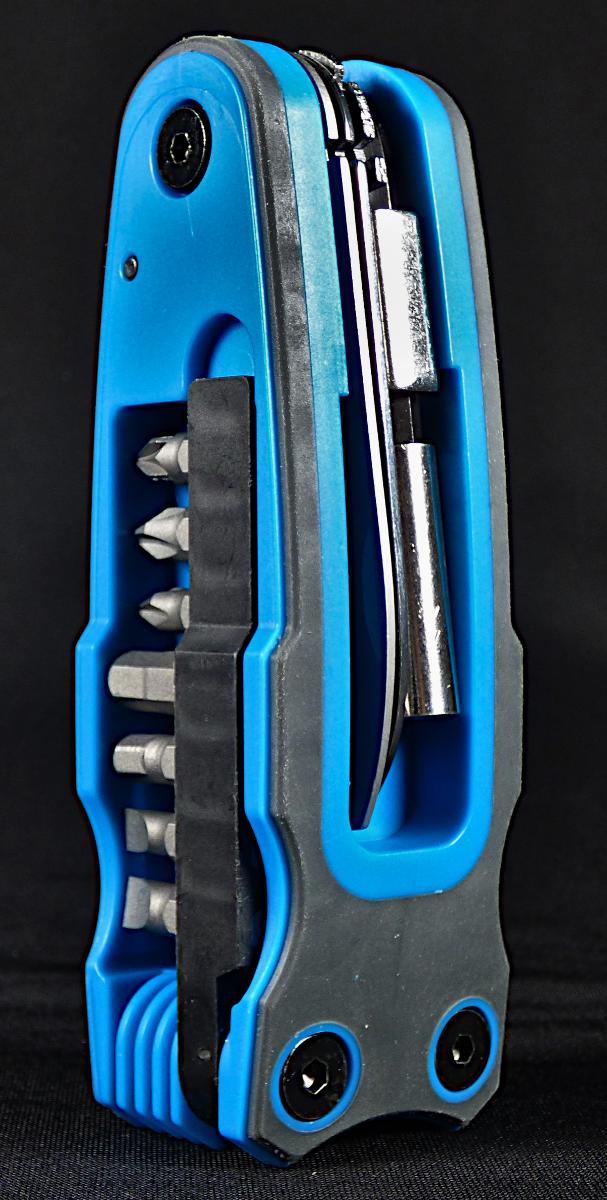 Multifunktionswerkzeug

Warenzusammenstellung in Aufmachung für den Einzelverkauf, bestehend aus

- einem zusammengesetzten Erzeugnis in Form eines Klappmessers (Taschenmesser)
  mit schneidender Klinge aus Stahl (charakterbestimmend) und Griffschale aus
  Kunststoff, in die gemeinsam unlösbar eine Säge aus Stahl und ein
  Schraubendreheraufsatz, welcher über einen 90°, einen 135° und einen 180° Anschlag
  verfügt, eingesetzt sind (Pos. 8211)

- vier Steckschlüsseleinsätzen aus Stahl (Pos. 8204)

- sechs auswechselbaren Schraubendrehereinsätzen sog. Bits aus Stahl (Pos. 8207)

- sowie einem Adapter aus Stahl

- die Schraubendreheinsätze, die Stechschlüsseleinsätze und der Adapter sind in
  in ausklappbare Halterungen in die Griffschale des Multifunktionswerkzeugs eingesetzt

- gemeinsam in einem bedruckten Karton verpackt

Die Ware der Pos. 8211 bestimmt in Betzug auf die Bedeutung für die Verwendung und
den Unfang den Charakter der Warenzusammenstellung.

Abbildung siehe Anlage.

Derartige Erzeugnisse gehören als "Messer mit schneidender, nicht feststehender Klinge
aus unedlem Metall, kein Messer der Pos. 8208" zum TARIC-Code 8211 9300 00.