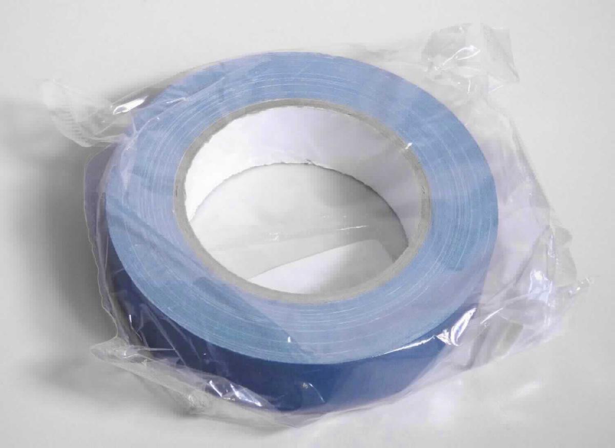 Klebeband, sog. UV-Gewebeband "blau" Sorte K340, Foto siehe Anlage,
- in einem Polybeutel verpackt,
- auf einer Papprolle aufgewickelt, mit einer Breite von laut Antrag 1,9 cm, 2,5 cm, 3,0 cm, 3,8 cm bzw. 5 cm und 
  einer Länge von 25 m,
- aus einem undichten, weißen Gewebe aus Spinnstoffen, das auf einer Seite mit einer Folie aus Kunststoff (laut 
  Antrag Polyethylen; ohne erkennbare Zellstruktur) und auf der anderen Seite mit einer Klebeschicht aus 
  laut Antrag Kautschuk überzogen ist,
- mit einem Quadratmetergewicht von unter 1500 g (ohne Unterlage),
- insbesondere im Hinblick auf die Bedeutung in Bezug auf die Verwendung verleiht der Kautschuk der Ware 
  ihren wesentlichen Charakter.

"Kautschutierte Gewebe, andere als solche der Position 5902, Klebebänder, mit einer Breite von 20 cm 
 oder weniger"