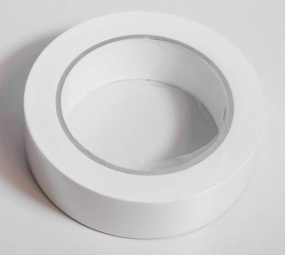 Angaben des Antragstellers: 
UV-PVC-Band, glatt, weiß
widerstandsfähiges, schmiegsames Weich-PVC-Folienband, Naturkautschukkleber
Das Klebeband ist in Breiten von 25, 30, 38 und 50 mm erhältlich.

Feststellungen an einem Warenmuster:
Es wurde ein weißes, selbstklebendes Kunststoffband vorgelegt, welches auf einer Pappspule aufgerollt ist (Breite: ca. 30 mm).

Befund:
Es handelt sich um ein selbstklebendes Band aus Kunststoff im Sinne der Unterposition (KN) 3919 1012.