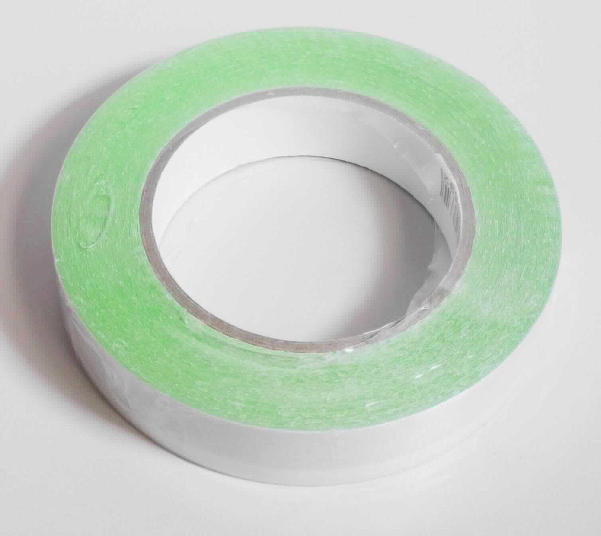 Angaben des Antragstellers:
Duo-Band
widerstandsfähiges und anschmiegsames Weich-PVC-Folienband, Acrylatkleber, zweiseitig klebend
Trennlage: Silikonpapier

Untersuchungen an einem Warenmuster:
Es wurde ein Kunststoffband mit einer Breite von ca. 25 mm vorgelegt. Das Band ist einseitig vollständig selbstklebend (weiße Seite) und auf der anderen Seite mit einem 15 mm breiten, grünen, selbstklebenden Bereich und einem weißen nicht-selbstklebenden Rand versehen. Das Band ist auf einer Pappspule aufgerollt und einseitig mit einer weißen Schutzfolie versehen.

Befund:
Es handelt sich um ein selbstklebendes Band aus Kunststoff der Unterposition (KN) 3919 1080.