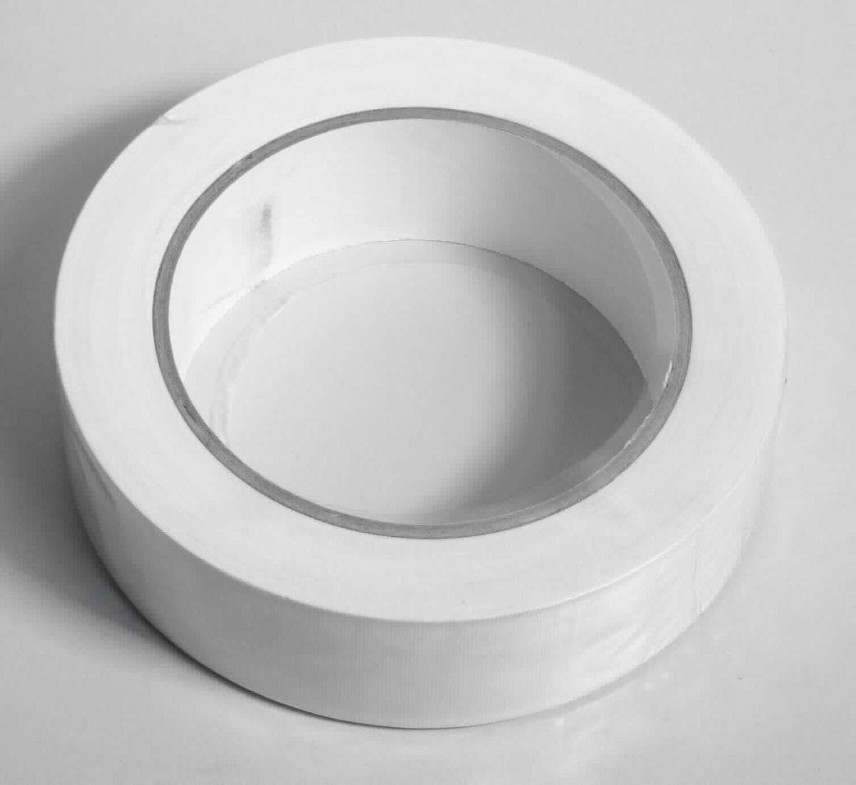 Angaben des Antragstellers: 
UV-PVC-Band, gerillt, weiß
widerstandsfähiges, schmiegsames Weich-PVC-Folienband, quergerillt, Naturkautschukkleber
Das Klebeband ist in Breiten von 19, 25, 30, 38, 50, 75 und 100 mm erhältlich.

Feststellungen an einem Warenmuster:
Es wurde ein weißes, selbstklebendes, auf der Oberfläche gerilltes Kunststoffband vorgelegt, welches auf einer Pappspule aufgerollt ist (Breite: ca. 30 mm).

Befund:
Es handelt sich um ein selbstklebendes Band aus Kunststoff im Sinne der Unterposition (KN) 3919 1012.