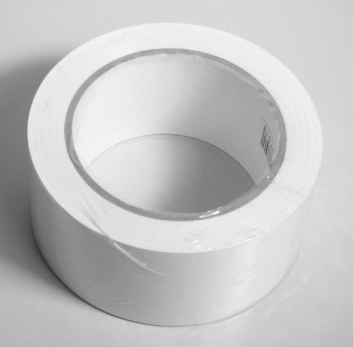Angaben des Antragstellers: 
UV-PVC-Band, "Easy unroll", weiß oder silber, 50 mm x 33 m
widerstandsfähiges, schmiegsames Weich-PVC-Folienband, Naturkautschukkleber

Feststellungen an einem Warenmuster:
Es wurde ein weißes, selbstklebendes, glattes Kunststoffband vorgelegt, welches auf einer Pappspule aufgerollt ist (Breite: ca. 50 mm).

Befund:
Es handelt sich um ein selbstklebendes Band aus Kunststoff im Sinne der Unterposition (KN) 3919 1012.