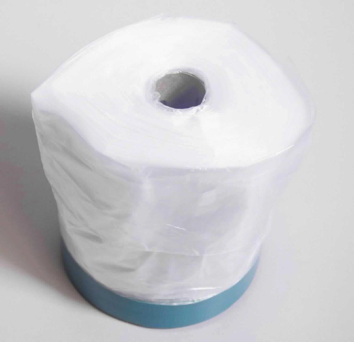 Angaben des Antragstellers:
transparente PE-Abdeckfolie, ca 20 µm, mit einem 30 mm Gewebeband-Rand

Feststellungen an einem Warenmuster:
Es wurde ein trüber, farbloser, gefalteter Folienstreifen (HDPE) mit einer Breite von ca. 55 cm vorgelegt. Am Rand der Folie befindet sich ein blaugrünes, ca. 30 mm breites, selbstklebendes Gewebeband. Das Erzeugnis ist auf einer Pappspule aufgerollt.

Befund:
Es liegt eine zusammengesetzte Ware aus einer Folie aus Polyethylen und einem Klebebandstreifen vor. Der Charakter der Ware wird aufgrund des Umfangs und der Bedeutung für die Verwendung durch die Kunststofffolie bestimmt. Das Erzeugnis ist als andere Folie aus Polyethylen mit einer Dichte von 0,94 oder mehr in die Unterposition (KN) 3920 1028 einzureihen.