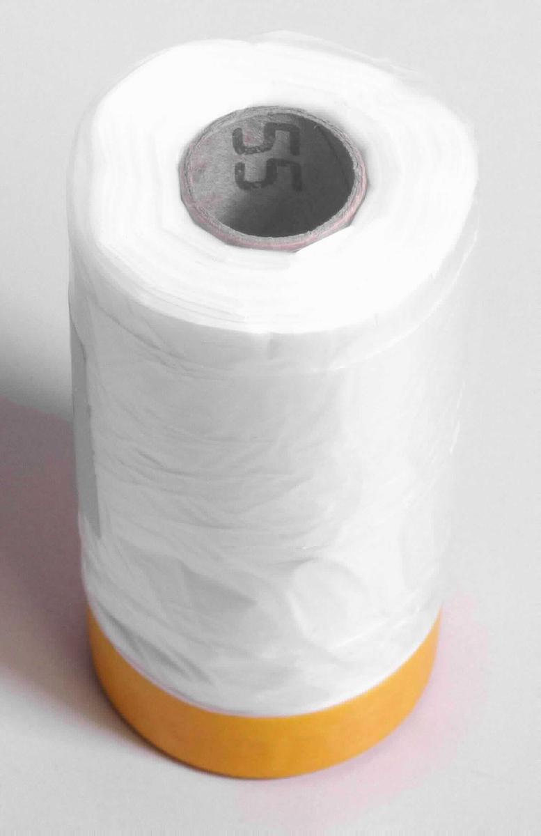 Angaben des Antragstellers:
transparente PE-Abdeckfolie, ca 10 µm, mit einem 20 mm Goldband-Rand

Feststellungen an einem Warenmuster:
Es wurde ein trüber, farbloser, gefalteter Folienstreifen (HDPE) mit einer Breite von ca. 55 cm vorgelegt. Am Rand der Folie befindet sich ein orangefarbenes, ca. 15 mm breites, selbstklebendes Band. Das Erzeugnis ist auf einer Pappspule aufgerollt.

Befund:
Es liegt eine zusammengesetzte Ware aus einer Folie aus Polyethylen und einem Klebebandstreifen vor. Der Charakter der Ware wird aufgrund des Umfangs und der Bedeutung für die Verwendung durch die Kunststofffolie bestimmt. Das Erzeugnis ist als andere Folie aus Polyethylen mit einer Dichte von 0,94 oder mehr in die Unterposition (KN) 3920 1028 einzureihen.