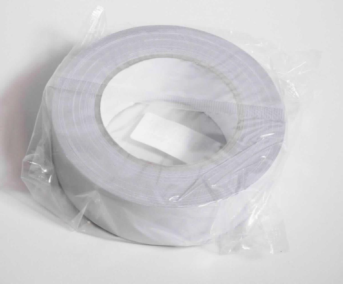 Klebeband, sog. UV-Gewebeband "grau" Sorte K346, Foto siehe Anlage,
- in einem Polybeutel verpackt,
- auf einer Papprolle aufgewickelt, mit einer Breite von laut Antrag 3,8 cm bzw. 5 cm und einer Länge von 25 m,
- aus einem undichten, weißen Gewebe aus Spinnstoffen, das auf einer Seite mit einer Folie aus Kunststoff (laut 
  Antrag Polyethylen; ohne erkennbare Zellstruktur) und auf der anderen Seite mit einer Klebeschicht aus 
  laut Antrag Kautschuk überzogen ist,
- mit einem Quadratmetergewicht von unter 1500 g (ohne Unterlage),
- insbesondere im Hinblick auf die Bedeutung in Bezug auf die Verwendung verleiht der Kautschuk der Ware 
  ihren wesentlichen Charakter.

"Kautschutierte Gewebe, andere als solche der Position 5902, Klebebänder, mit einer Breite von 20 cm 
 oder weniger"