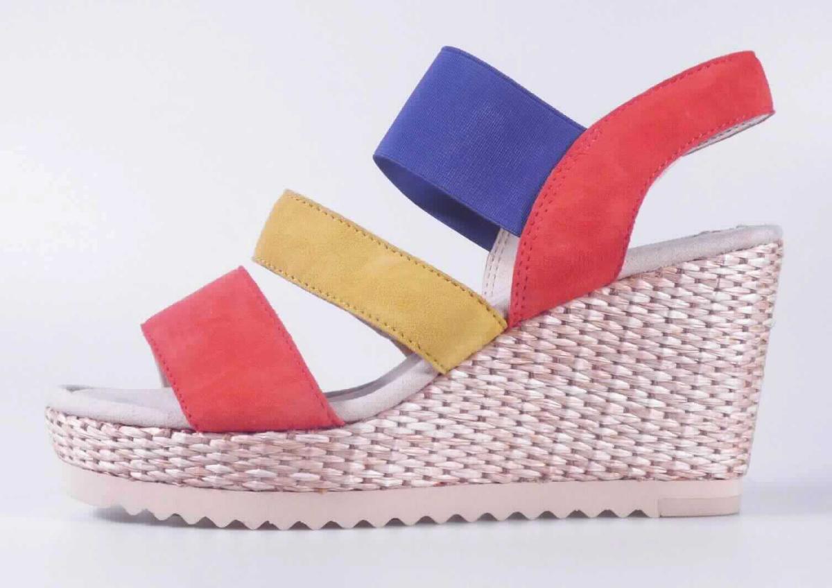 Sandalen mit Absatz (lt. Antrag: "Freizeitschuh für Damen, Größe 4,5", Foto siehe Anlage)
- mit Laufsohlen aus Kautschuk/Kunststoff; ohne Hauptsohle aus Holz,
- mit zehenfreiem Oberteil (nicht geschlossenes Blatt) aus Leder (den größten Teil der 
  Außenfläche bildend) und Spinnstoff,
- nicht den Knöchel bedeckend,
- mit einer größten Höhe des Absatzes und der Sohle von ca. 9 cm.

"Schuhe mit Laufsohlen aus Kautschuk/Kunststoff und Oberteil aus Leder, andere als in den
 Unterpositionen 6403 1200 bis 6403 9905 genannte, mit nicht geschlossenem Blatt, mit 
 Absatz und Sohle mit einer größten Höhe von mehr als 3 cm"