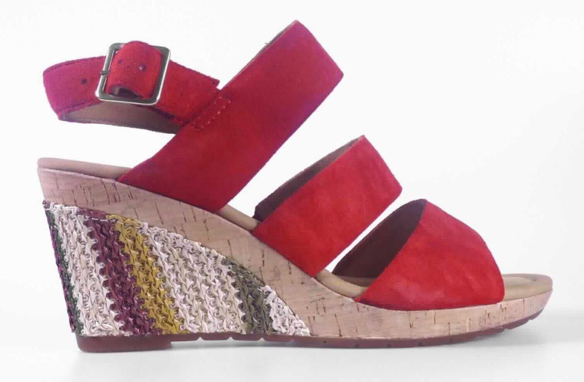 Sandalen mit Absatz (lt. Antrag: "Freizeitschuh für Damen, Größe 4,5", Foto siehe Anlage)
- mit Laufsohlen aus Kautschuk/Kunststoff; ohne Hauptsohle aus Holz,
- mit zehenfreiem Oberteil (nicht geschlossenes Blatt) aus Leder (den größten Teil 
  der Außenfläche bildend) und Spinnstoff,
- mit Schnallenverschluss,
- nicht den Knöchel bedeckend,
- mit einer größten Höhe des Absatzes und der Sohle von ca. 8,5 cm.

"Schuhe mit Laufsohlen aus Kautschuk/Kunststoff und Oberteil aus Leder, andere als in den
 Unterpositionen 6403 1200 bis 6403 9905 genannte, mit nicht geschlossenem Blatt, mit 
 Absatz und Sohle mit einer größten Höhe von mehr als 3 cm"