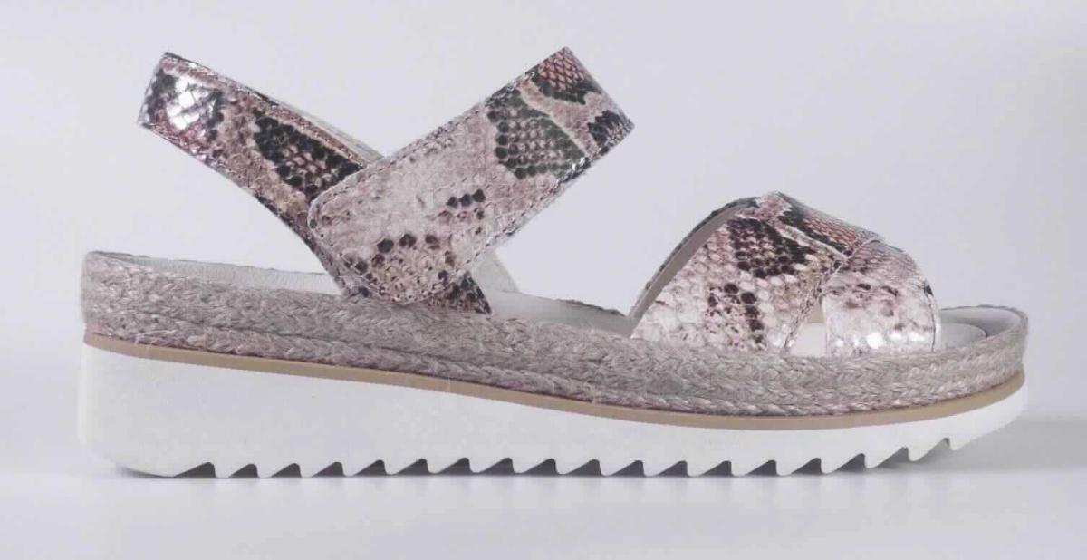 Sandalen (lt. Antrag: "Freizeitschuh für Damen", Größe 4,5, Foto siehe Anlage)
- mit Laufsohlen aus Kautschuk/Kunststoff; ohne Hauptsohle aus Holz,
- mit zehenfreiem Oberteil (nicht geschlossenes Blatt) aus Leder,
- mit Klettverschluss,
- nicht den Knöchel bedeckend,
- mit einer größten Höhe des Absatzes und der Sohle von ca. 4 cm.

"Schuhe mit Laufsohlen aus Kautschuk/Kunststoff und Oberteil aus Leder, andere als in den Unterpositionen 
 6403 1200 bis 6403 9905 genannte, mit nicht geschlossenem Blatt, mit Absatz und Sohle mit einer größten 
 Höhe von mehr als 3 cm"